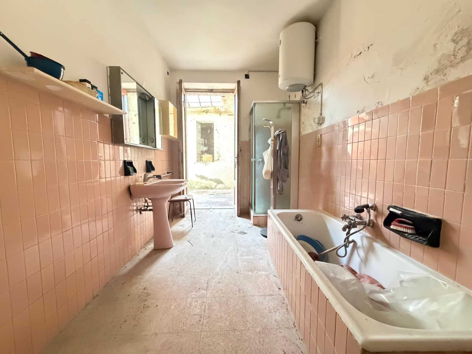 Bagno con vasca e lavabo in una casa in vendita a Barcellona P.G.