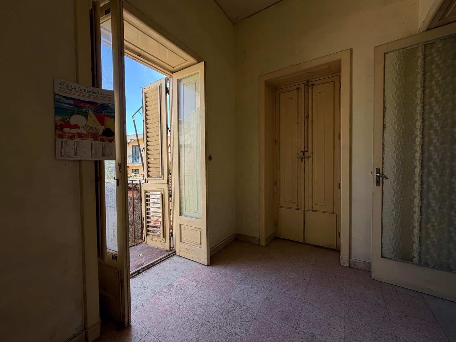 Vista di una stanza con porta finestra che apre su un balcone, armadio e porta scorrevole, in una casa in vendita a Barcellona P.G.