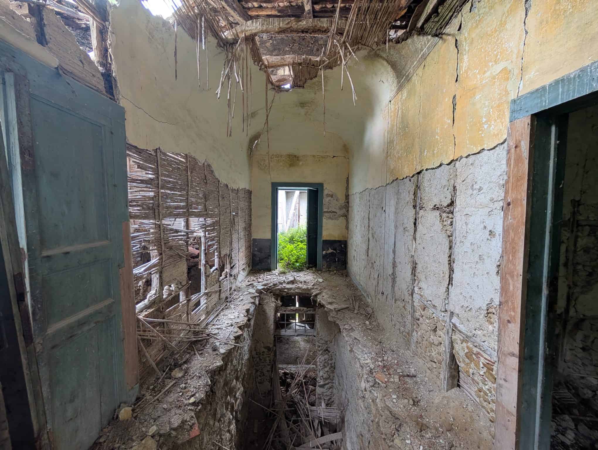 Interno di un rudere abbandonato con pareti danneggiate e soffitto deteriorato, in vendita in via Casa Nuove Russo, Patti, Messina.