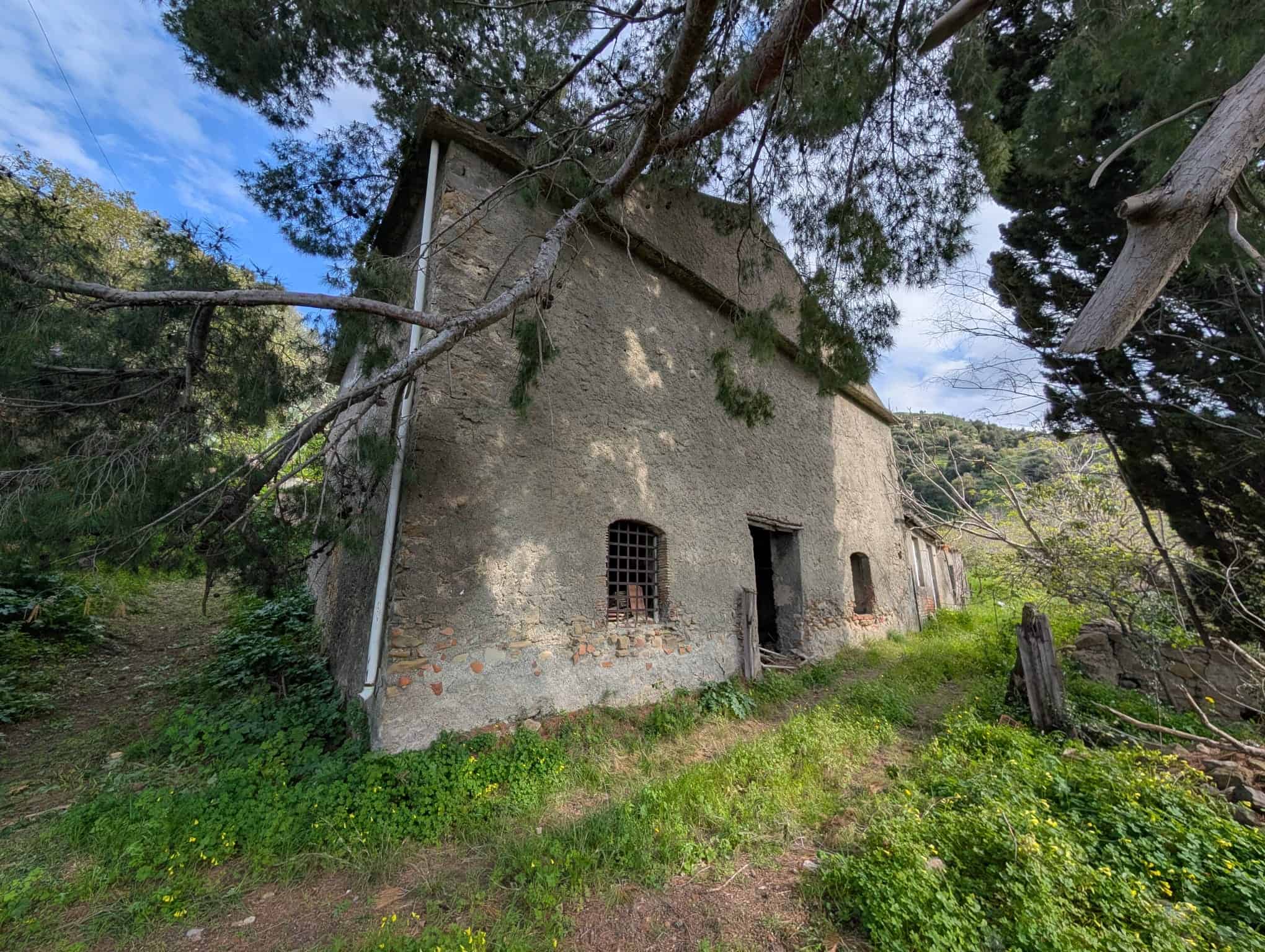 Rudere con terreno in vendita in via Casa Nuove Russo, Patti, Me, immerso nel verde e con struttura in pietra e mattoni.
