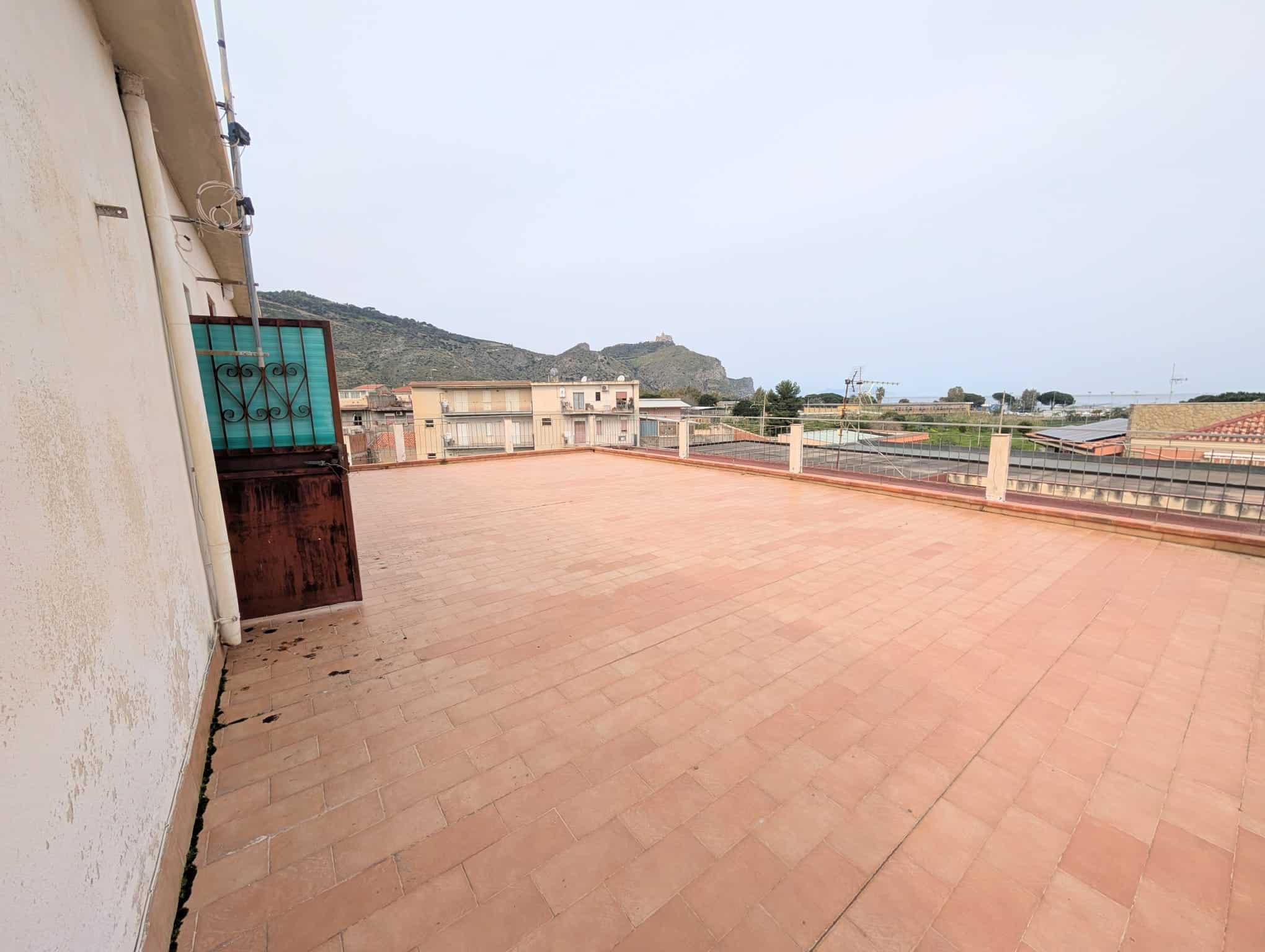 Ampio terrazzo con vista panoramica su colline e cielo sereno, ideale per relax e attività all'aperto.