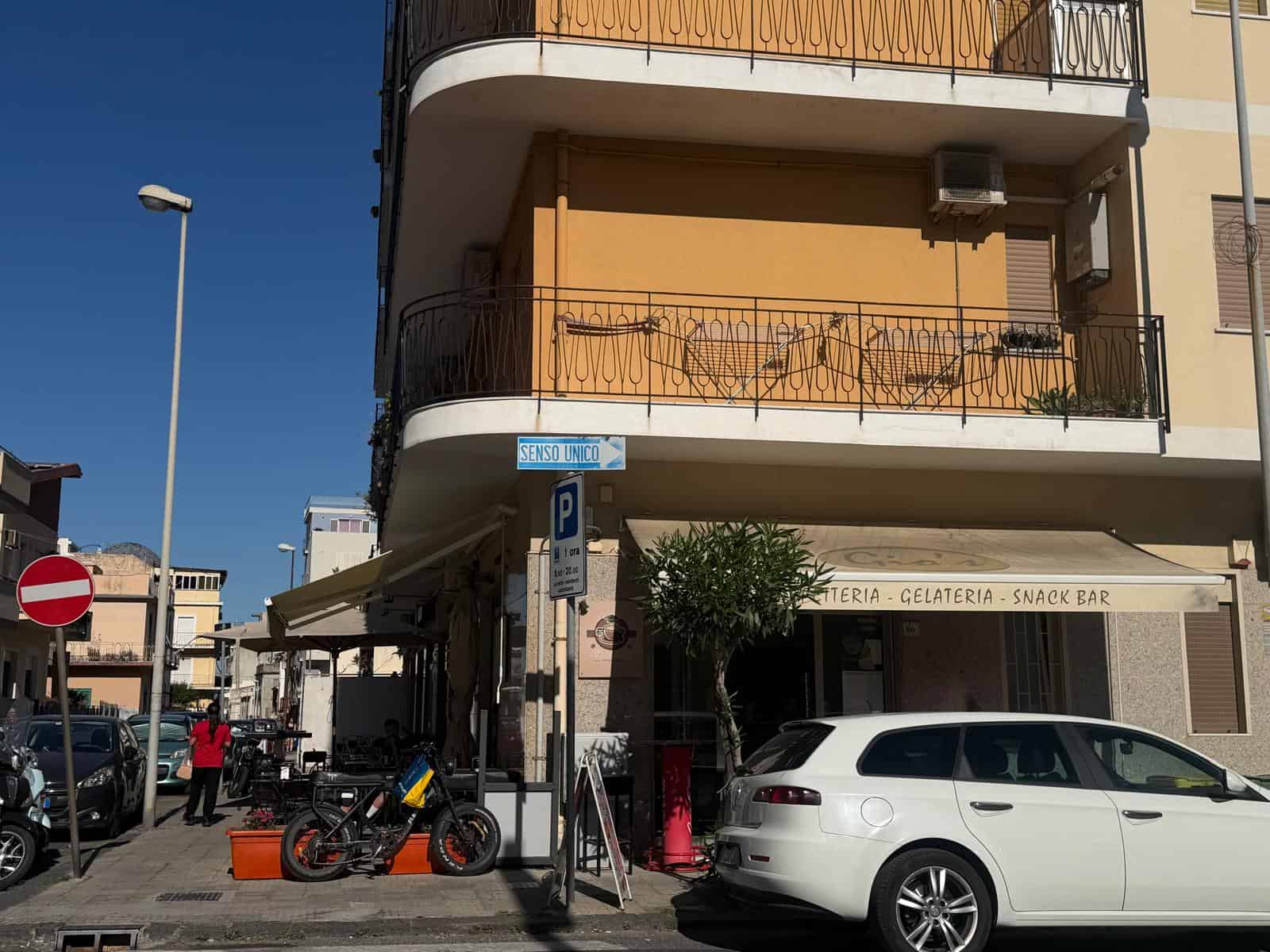 Edificio commerciale in vendita in Via Risorgimento 86, Milazzo, con balconi e negozio di snack bar al piano terra.