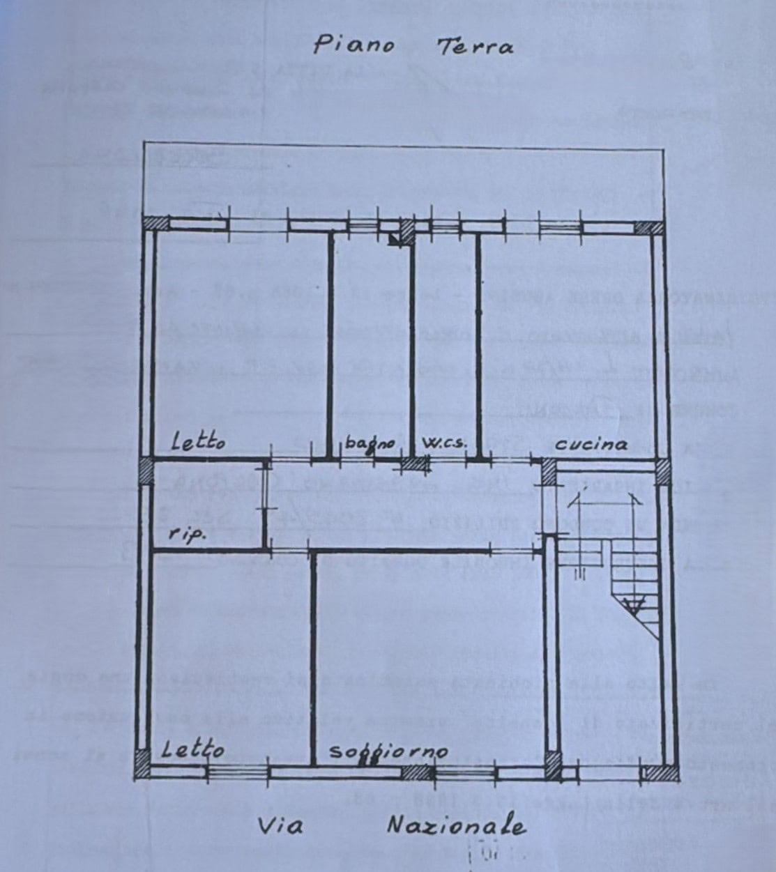 Planimetria di un appartamento al piano terra con camere, bagno, cucina e soggiorno, vista dettagliata degli spazi interni.