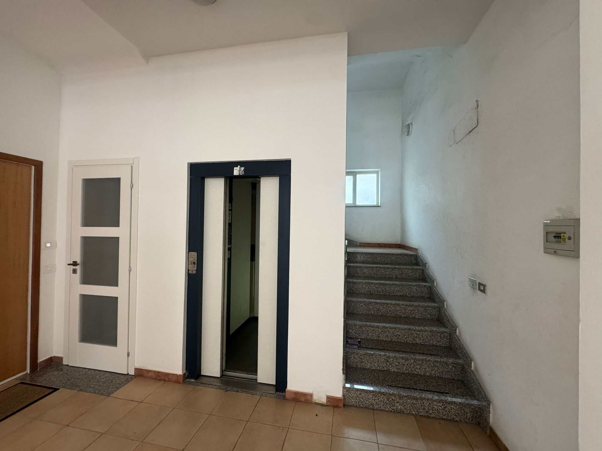 Ingresso di un appartamento con ascensore e scale in marmo, in vendita a Barcellona P.G., Me.