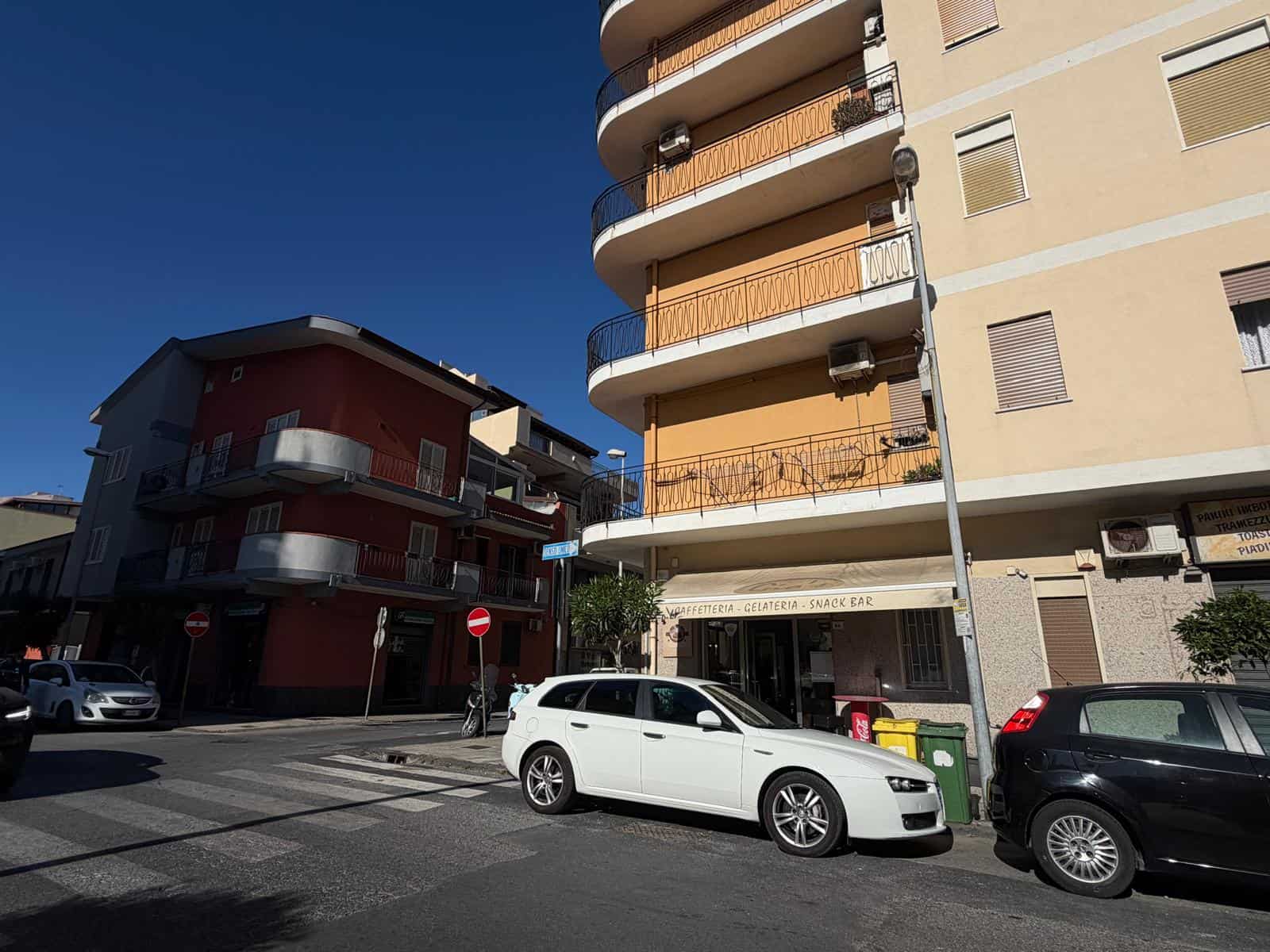 Edificio residenziale in Via Risorgimento a Milazzo con negozio al piano terra e parcheggio.
