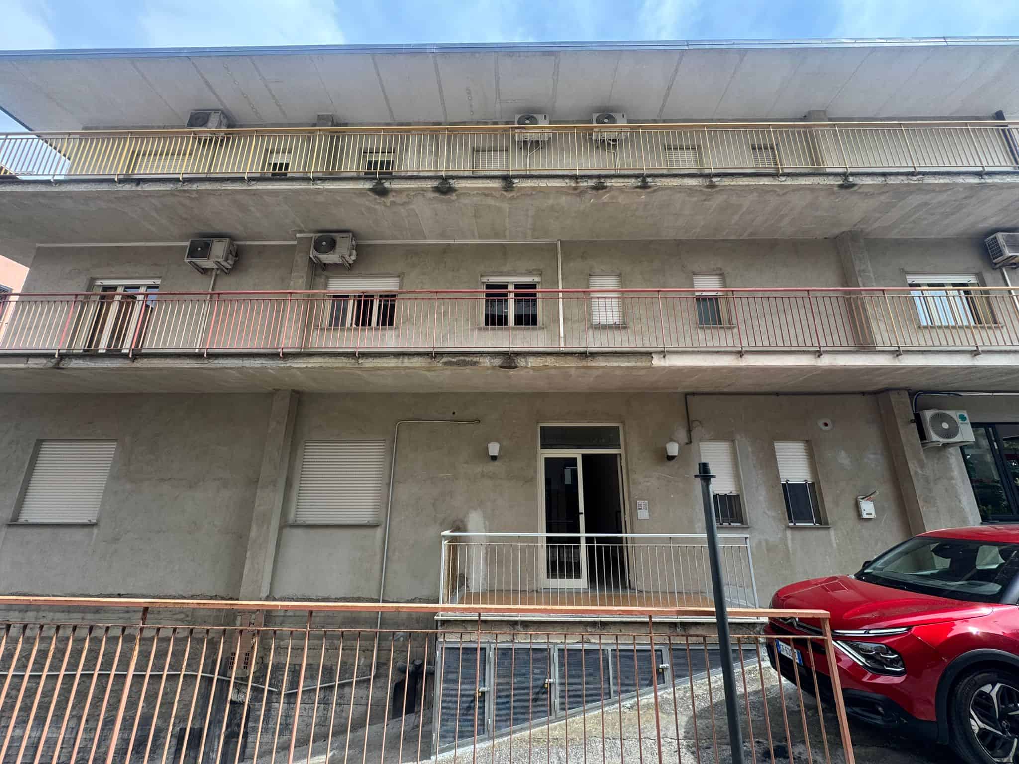 Facciata esterna di un appartamento in vendita in via San Vito, Barcellona P.G., Me, con balconi e aria condizionata.