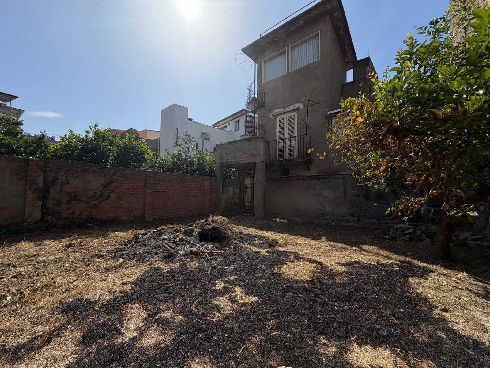 Terreno in vendita a Barcellona P.G. con casa indipendente in stile classico, giardino e spazio esterno.