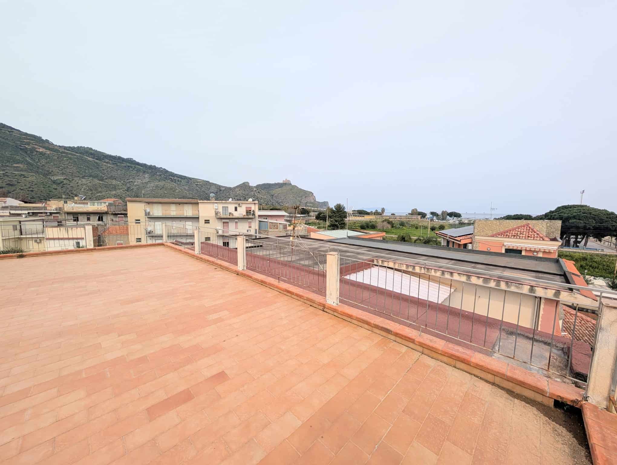 Terrazza panoramica con vista sul mare e sulle colline circostanti, ideale per relax e socializzazione.