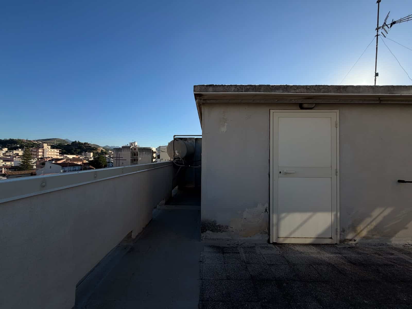 Terrazza panoramica con vista sulla città di Barcellona P.G. in un appartamento in vendita in Via Tenente Paolo Arcodaci 47.
