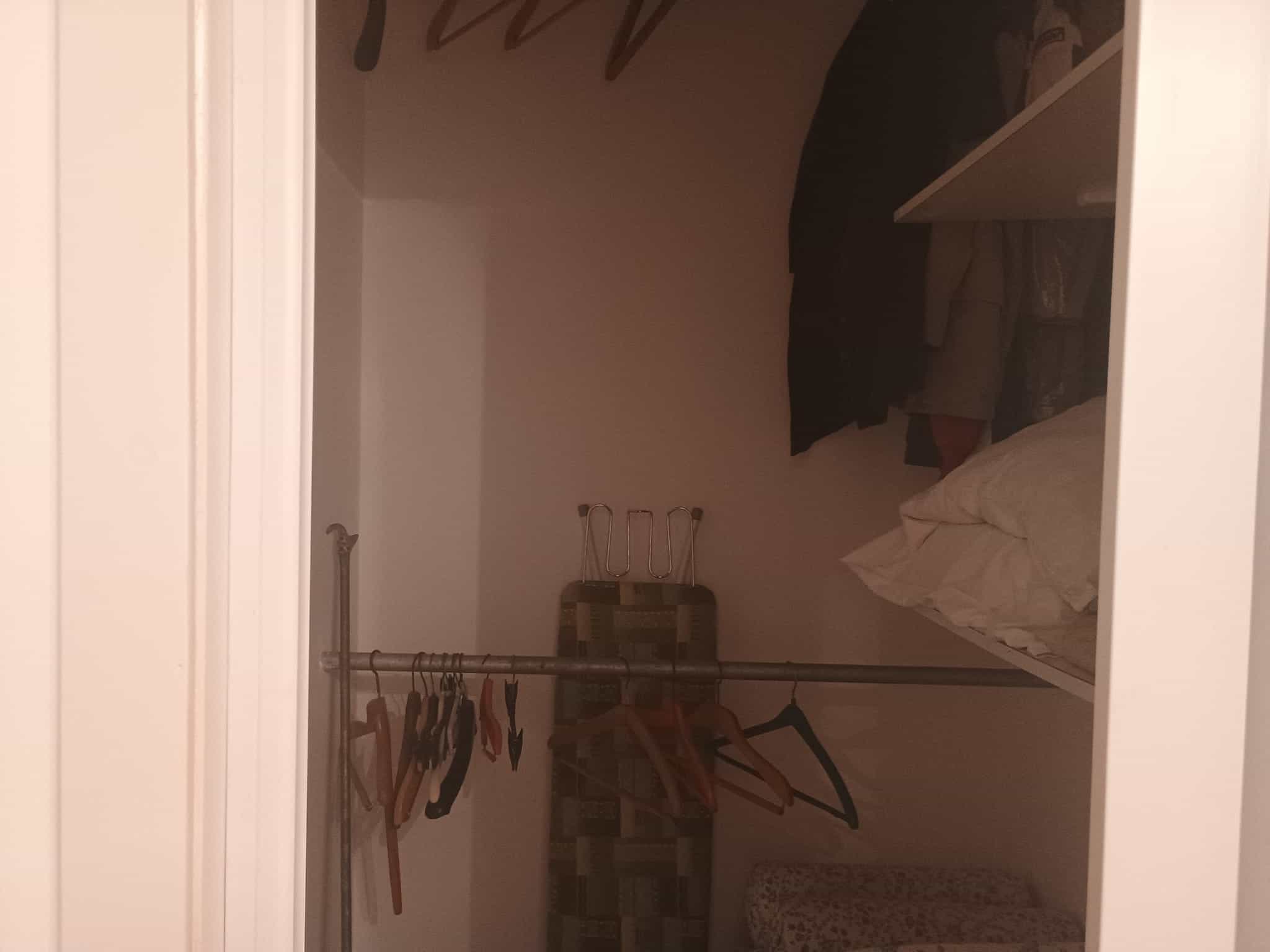 Vestibolo di ingresso con armadio a muro e appendiabiti, spazio organizzato per vestiti e accessori, ideale per ottimizzare gli ambienti di casa.