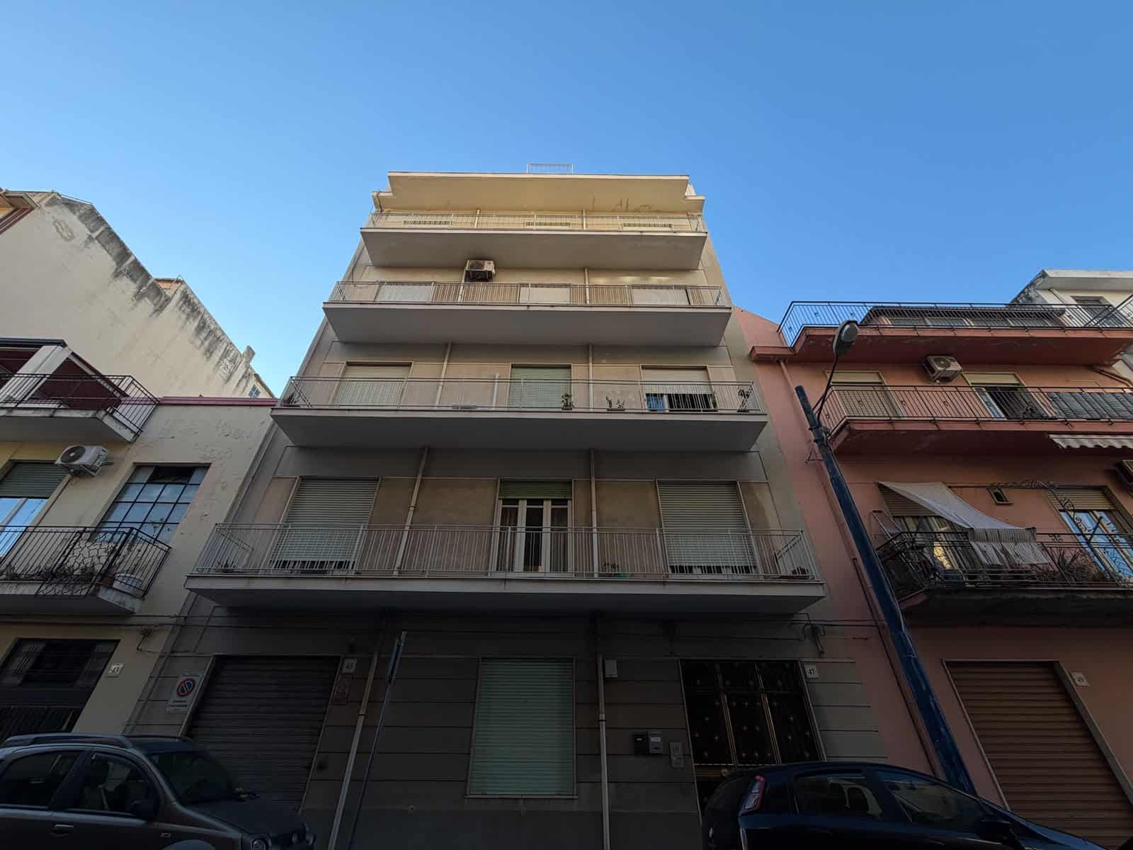 Facciata di un appartamento in vendita in Via Tenente Paolo Arcodaci 47, Barcellona P.G., ME, con balconi e finestre moderne.