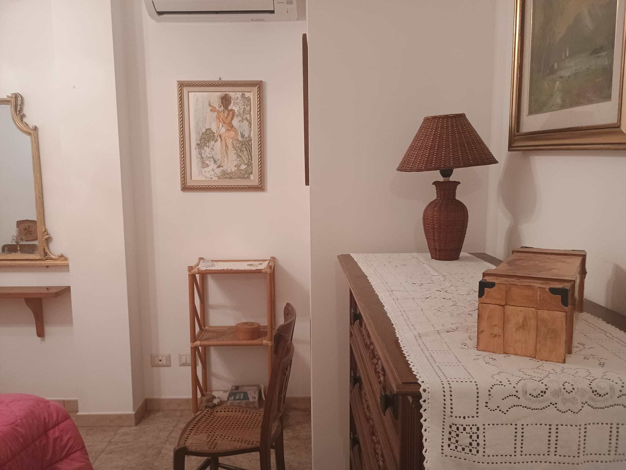 Casa d'epoca con arredi vintage, decorazioni classiche e atmosfera accogliente, ideale per chi cerca un soggiorno in stile tradizionale e raffinato.