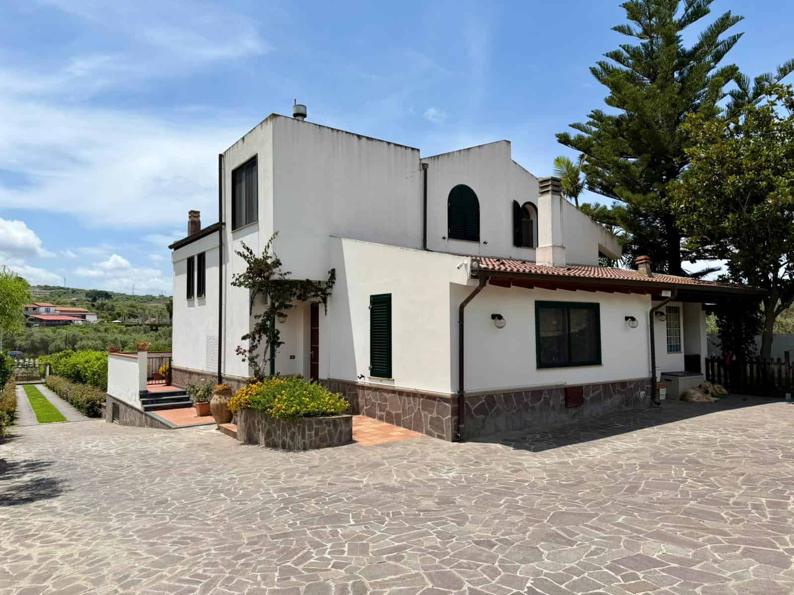 Villa singola in vendita a Terme Vigliatore con ampio spazio esterno e giardino ben curato.