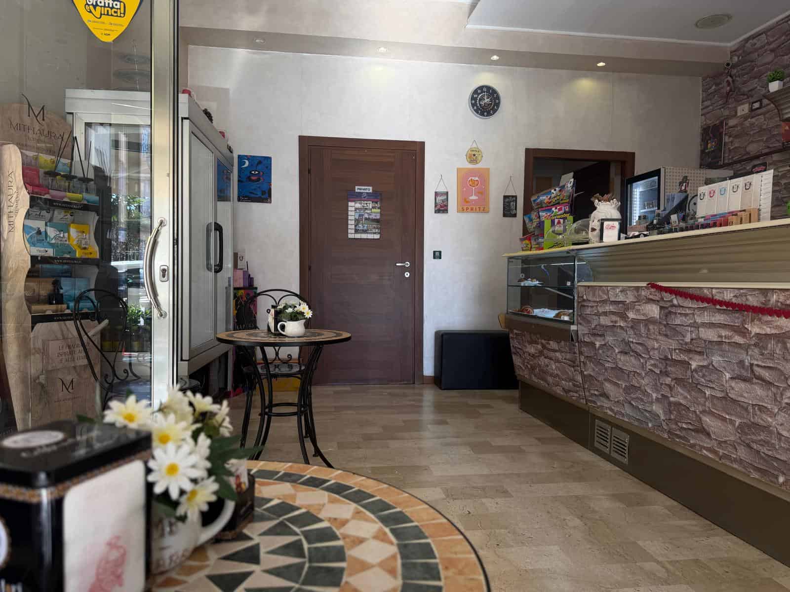 Interno di un'attività commerciale con bancone, espositori e decorazioni moderne a Milazzo.