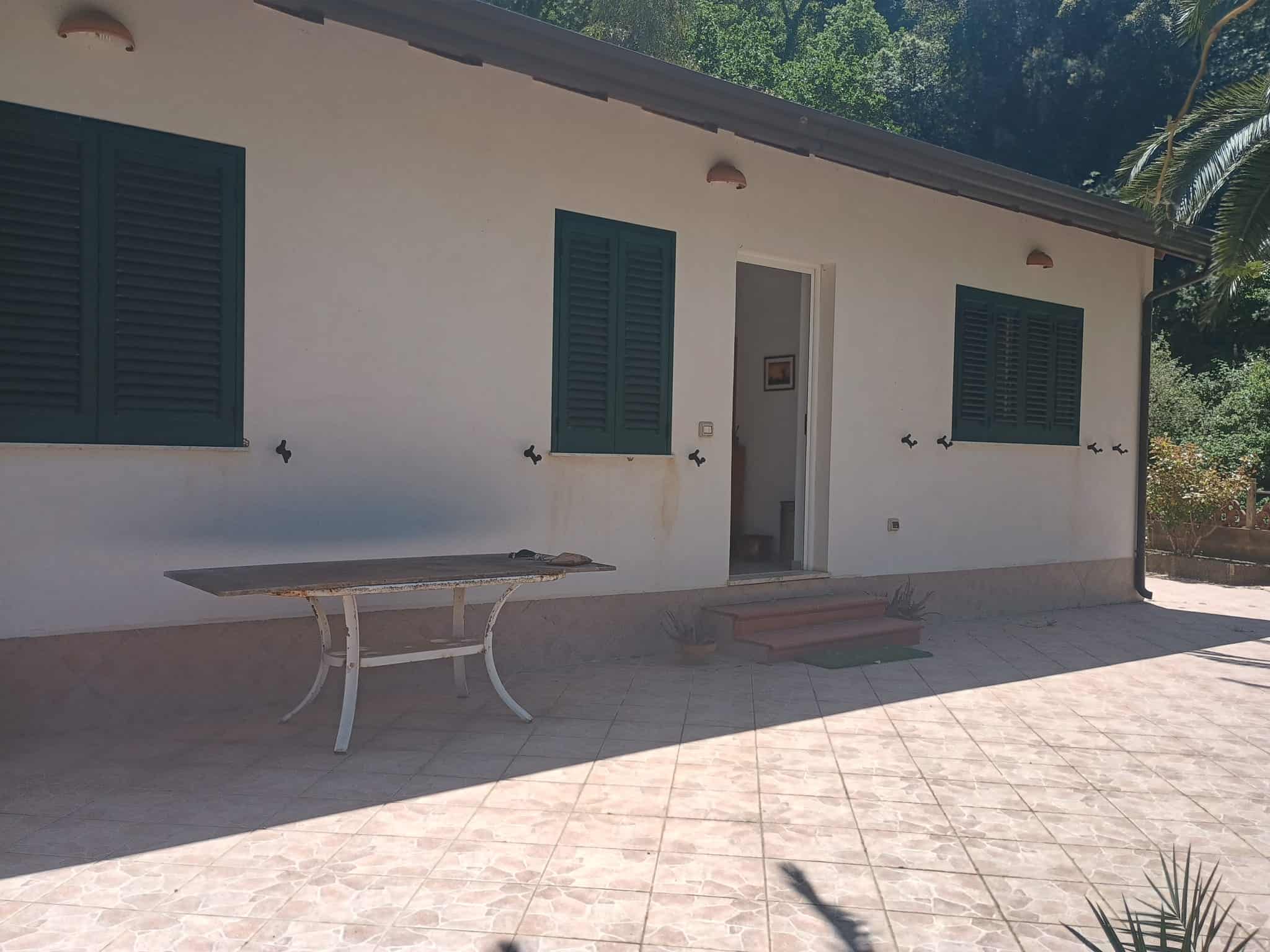 Pannello solare sul tetto di una casa singola con giardino, ambiente esterno soleggiato e tranquillo, ideale per investimenti immobiliari e case vacanza in Italia.