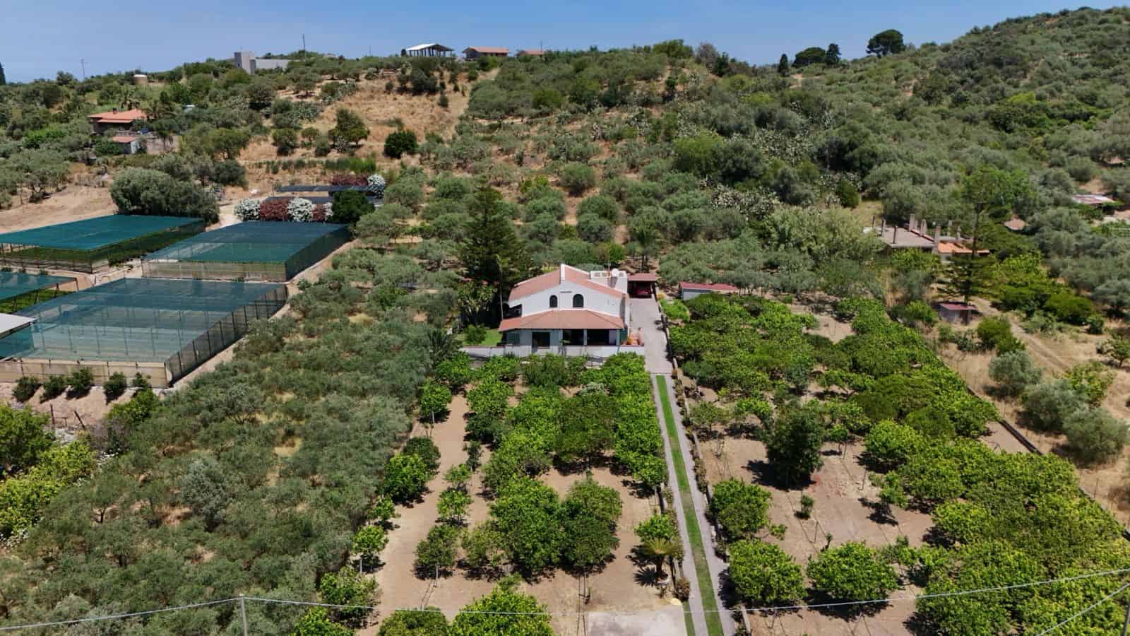 Villa singola con ampio giardino e piscina in Contrada Rosa, Terme Vigliatore, Sicilia.