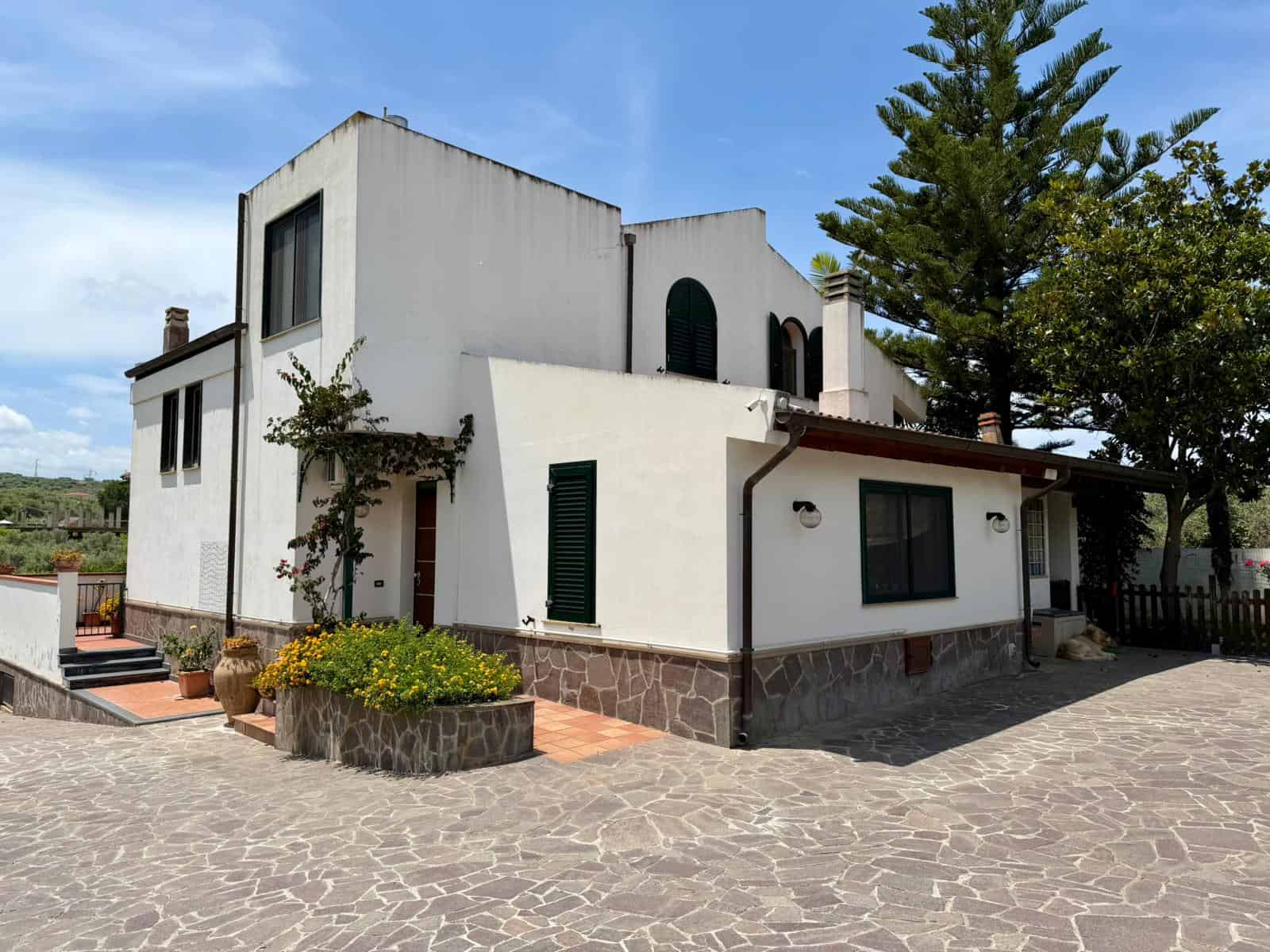 Villa singola in vendita a Terme Vigliatore con ampio spazio esterno e giardino ben curato.