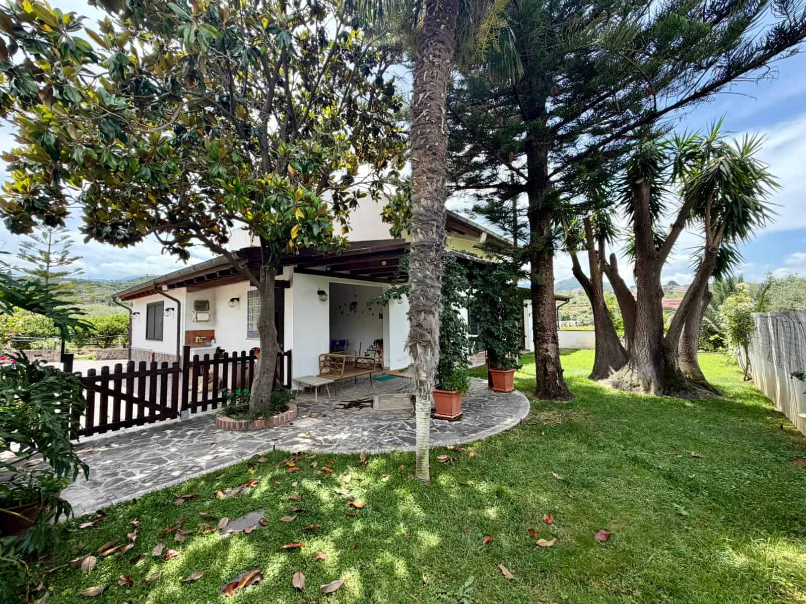 Villa singola in vendita a Terme Vigliatore con giardino e veranda coperta, immersa nel verde.