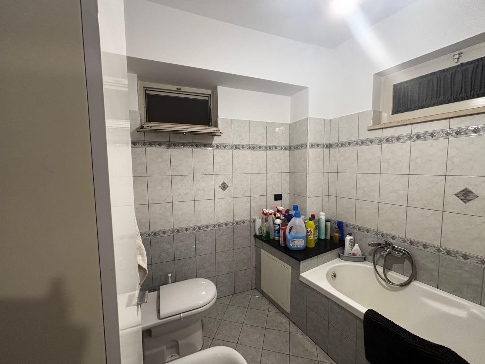 Bagno di un appartamento in vendita a Spadafora con vasca, lavabo e finestra.