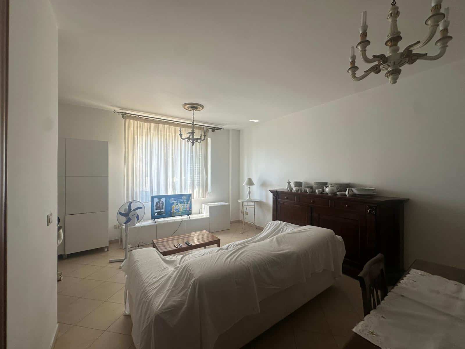 Interno di un appartamento in vendita a Milazzo, soggiorno luminoso con divano, mobili e decorazioni eleganti.