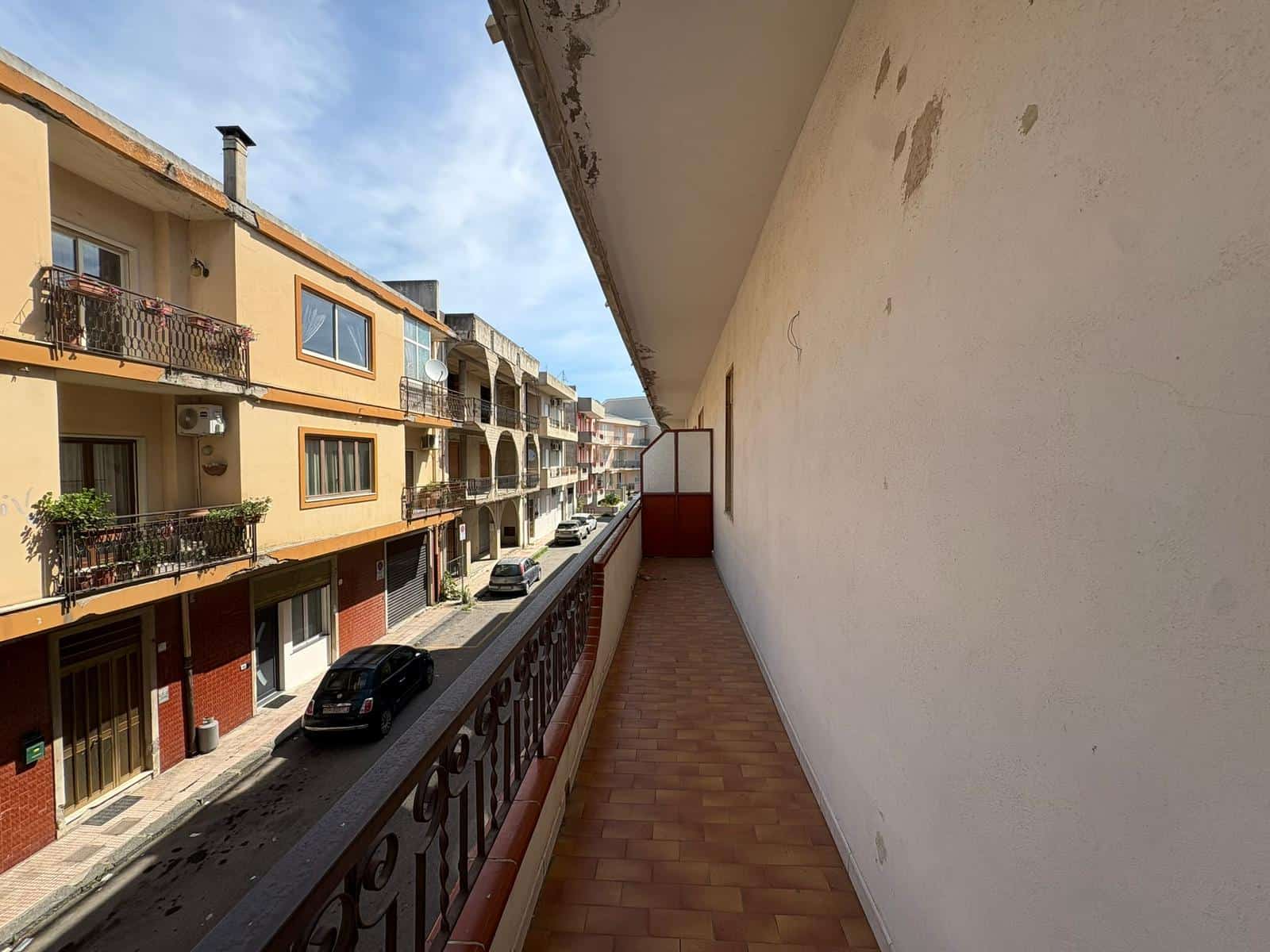 Balcone di un appartamento in vendita in Via Nino Bixio 2, Merì, con vista sulla strada e edifici circostanti.