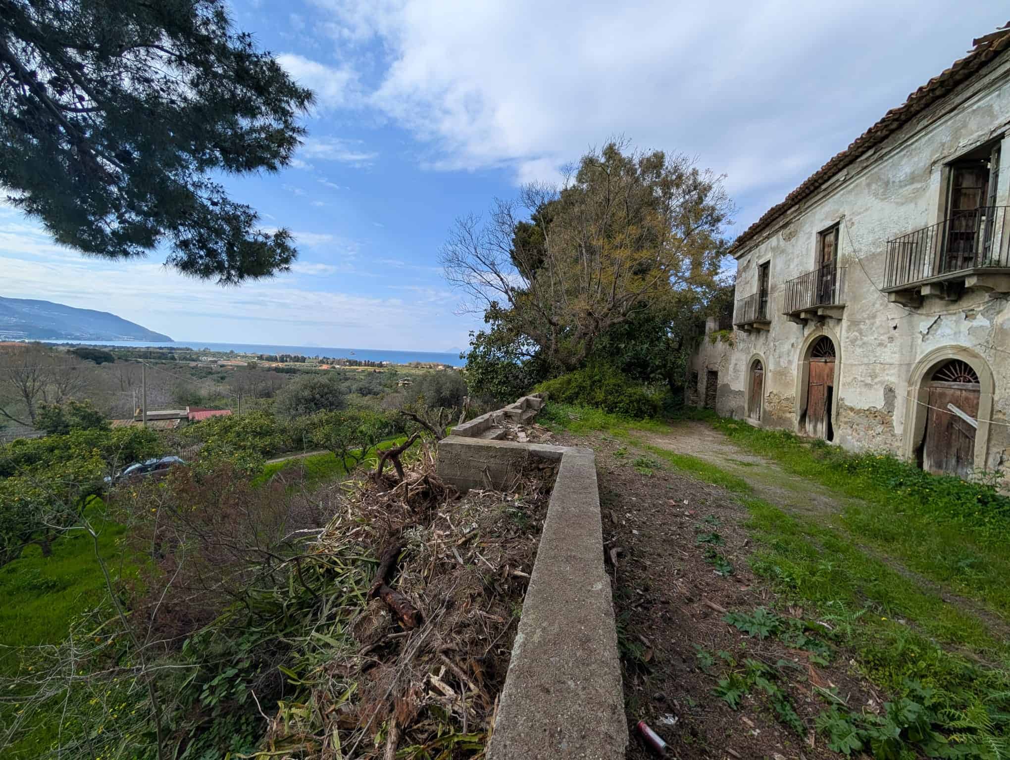 Rudere con terreno in vendita in via Casa Nuove Russo, Patti, Me, vista panoramica sulla campagna e il mare.