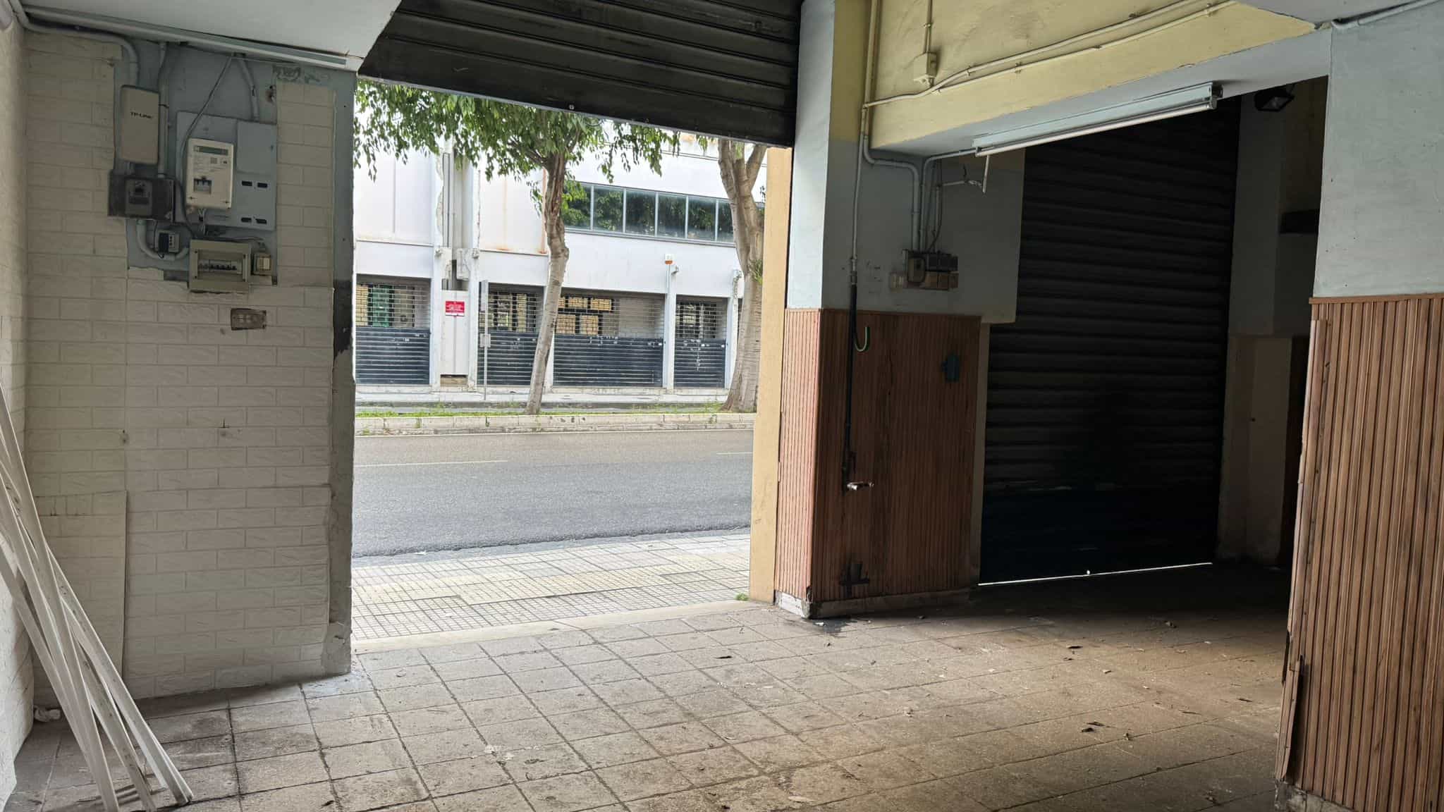 Spazio commerciale in vendita a Milano, situato in una zona strategica con ampio ingresso e possibilità di personalizzazione. Ideale per attività commerciali o uffici, con facile accesso e visibilit.