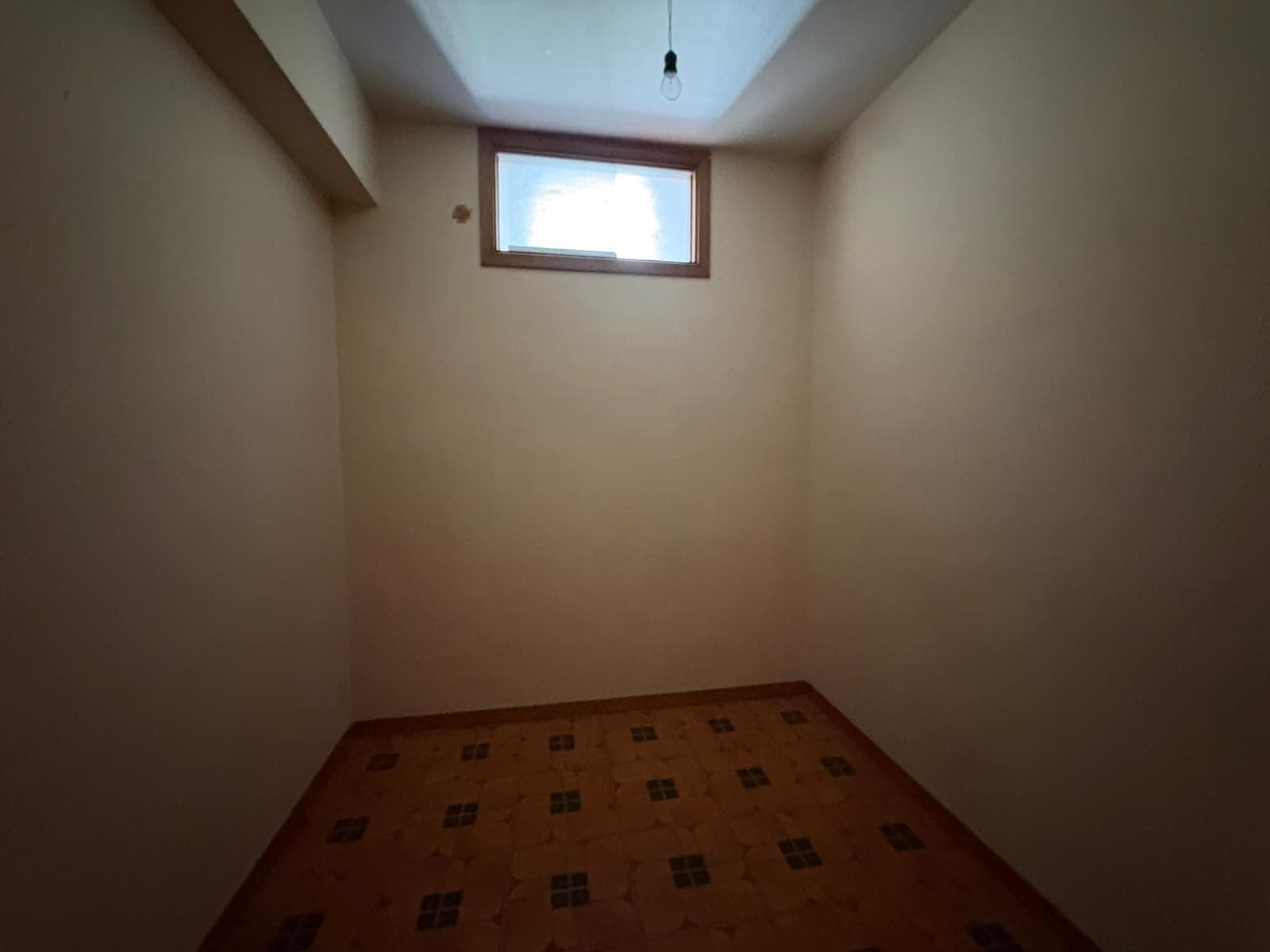 Stanza vuota in vendita in Via Nino Bixio 2, Merì, con finestra e pavimento in piastrelle.