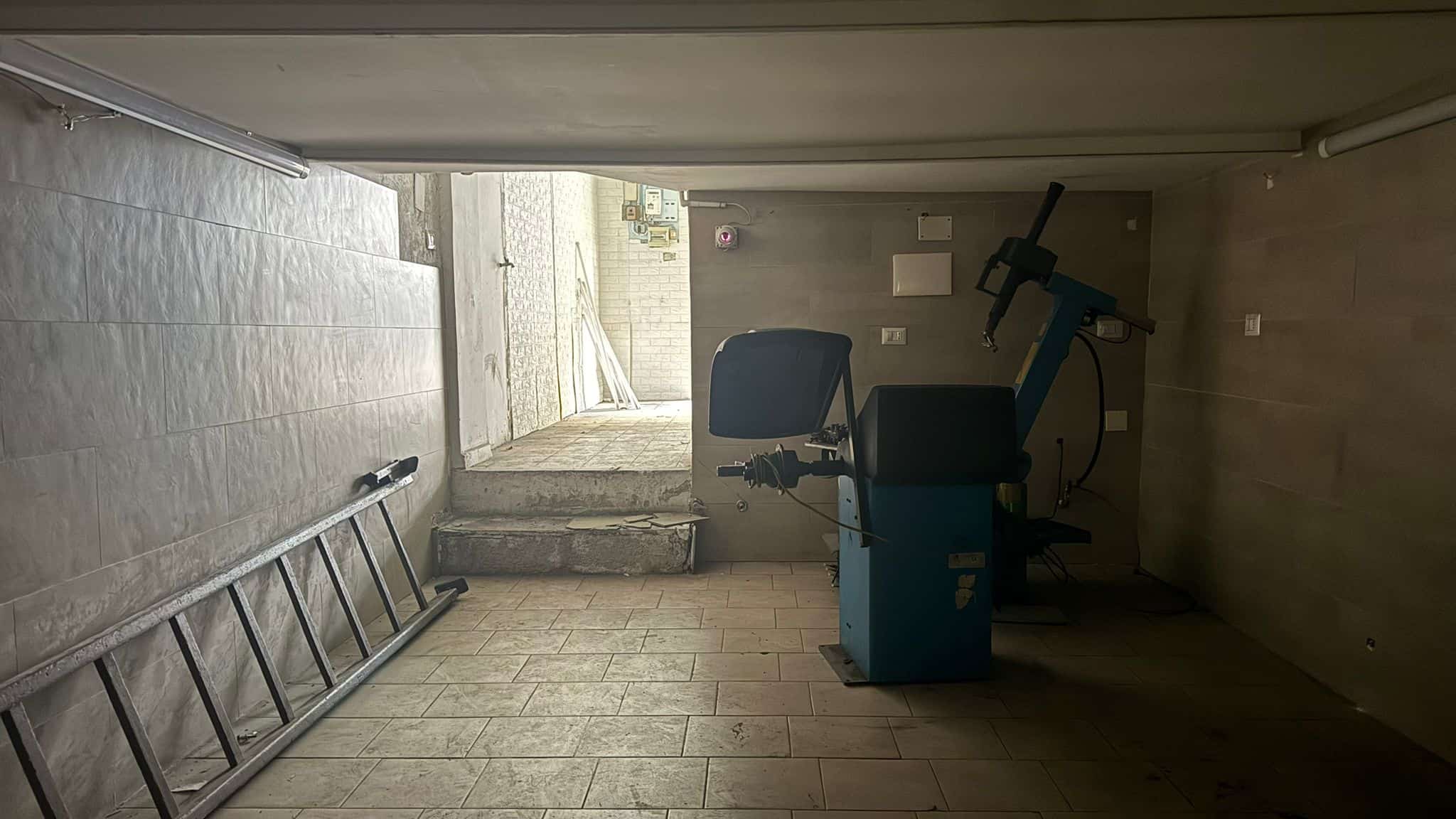 Ascensore di servizio per garage e cantina in ambiente sotterraneo.