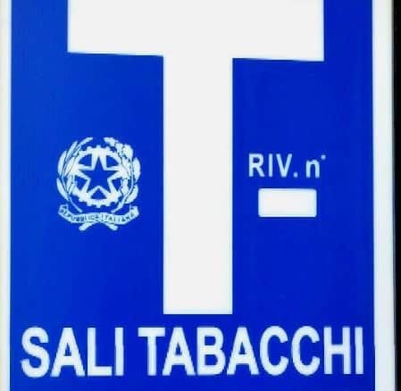 Segnale blu con simbolo T e testo Sali Tabacchi Valori Bollati, indicante vendita di prodotti di tabacchi e valori bollati a Barcellona Pozzo di Gotto.