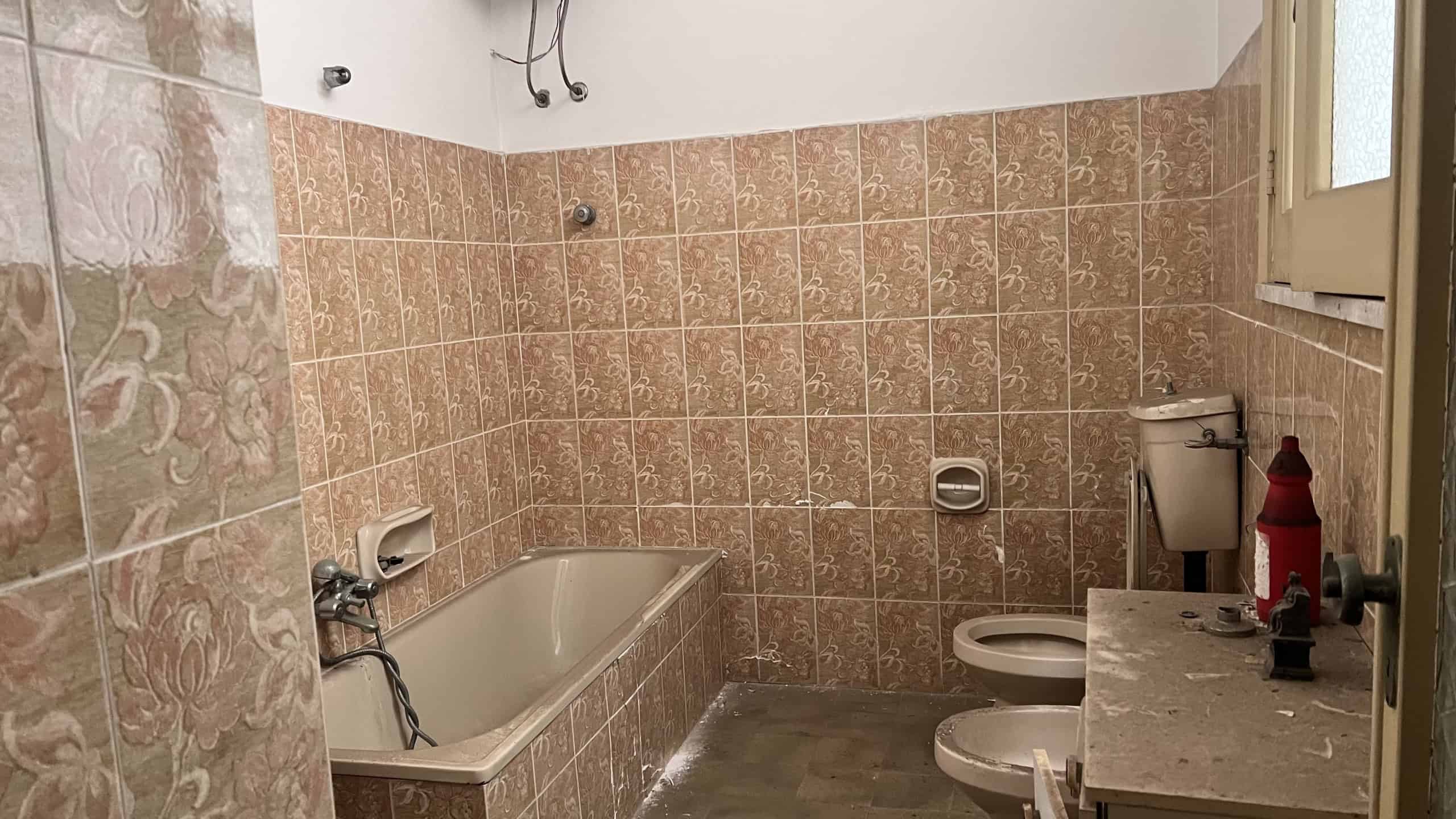 Bagno con vasca, bidet e WC in un appartamento in vendita a Scaletta Zanclea, Sicilia.