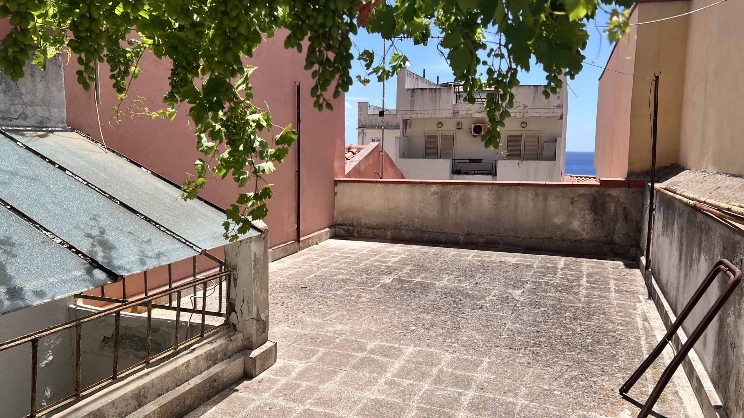 Terrazza panoramica con vista mare e edifici circostanti a Scaletta Zanclea, vicino a Via Roma 168.