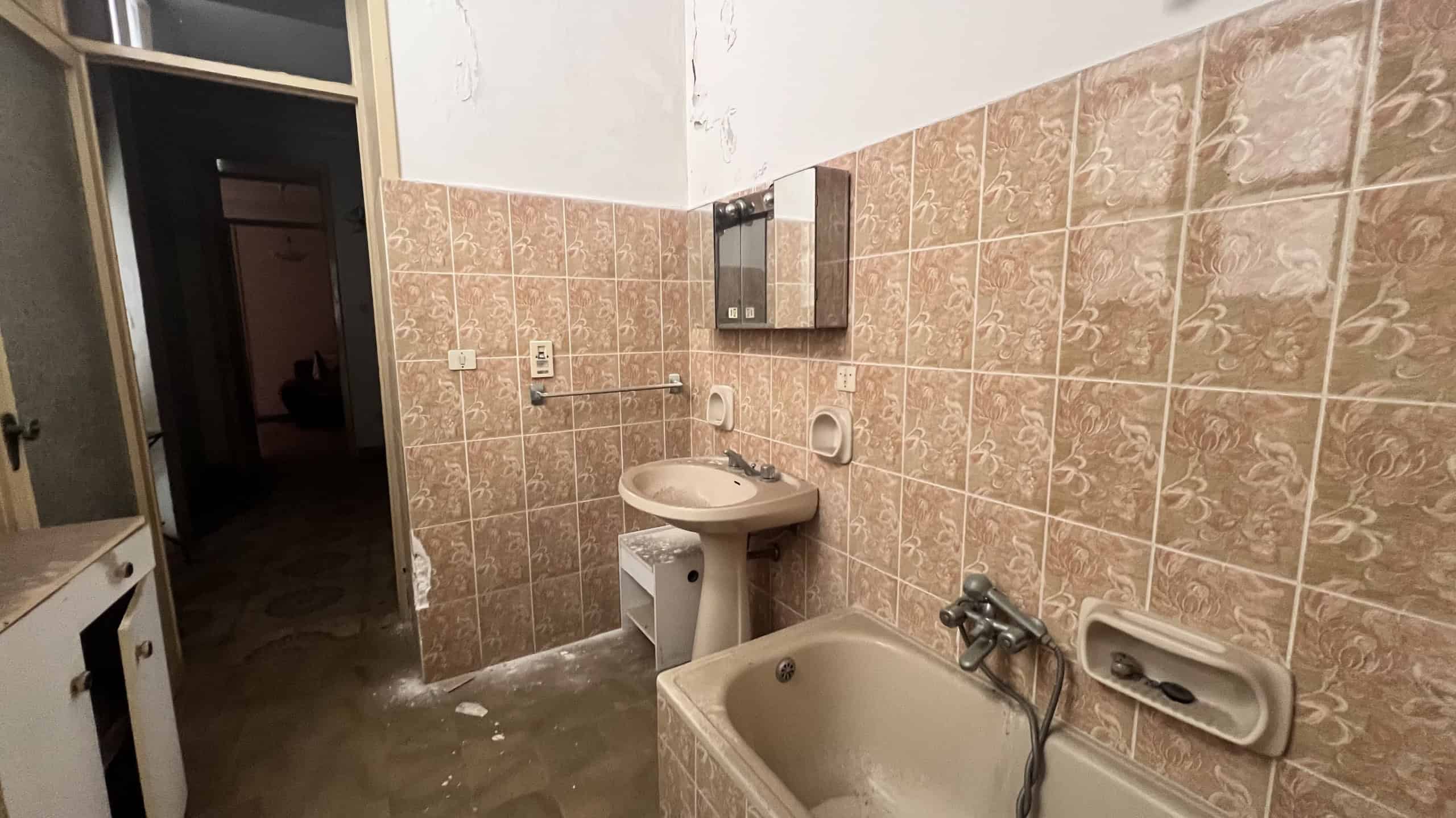 Bagno con lavabo, bidet e vasca in un appartamento in vendita a Scaletta Zanclea, vicino a Via Roma 168.