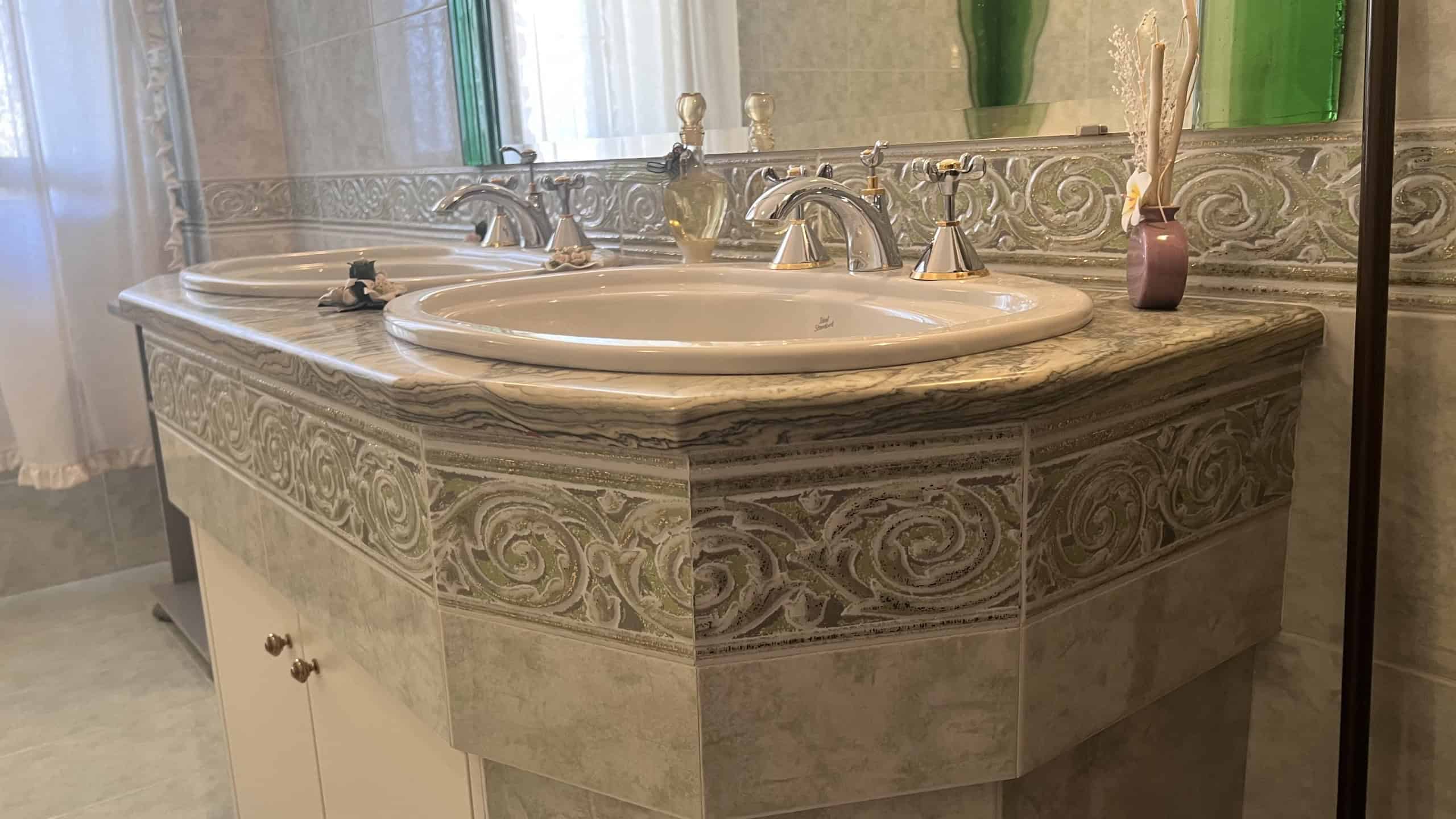Lavabo doppio in marmo con dettagli decorativi, ideale per bagno elegante in villa in vendita a Villafranca Tirrena.