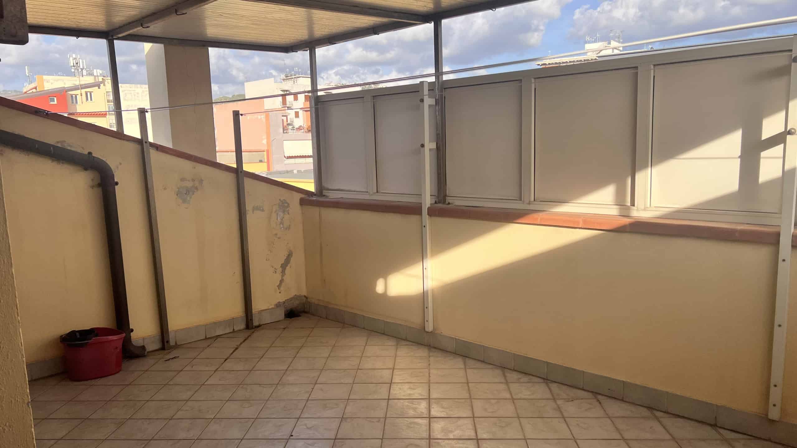 Balcone di una villa unifamiliare in vendita a Villafranca Tirrena con vista sul cielo e sui edifici circostanti.