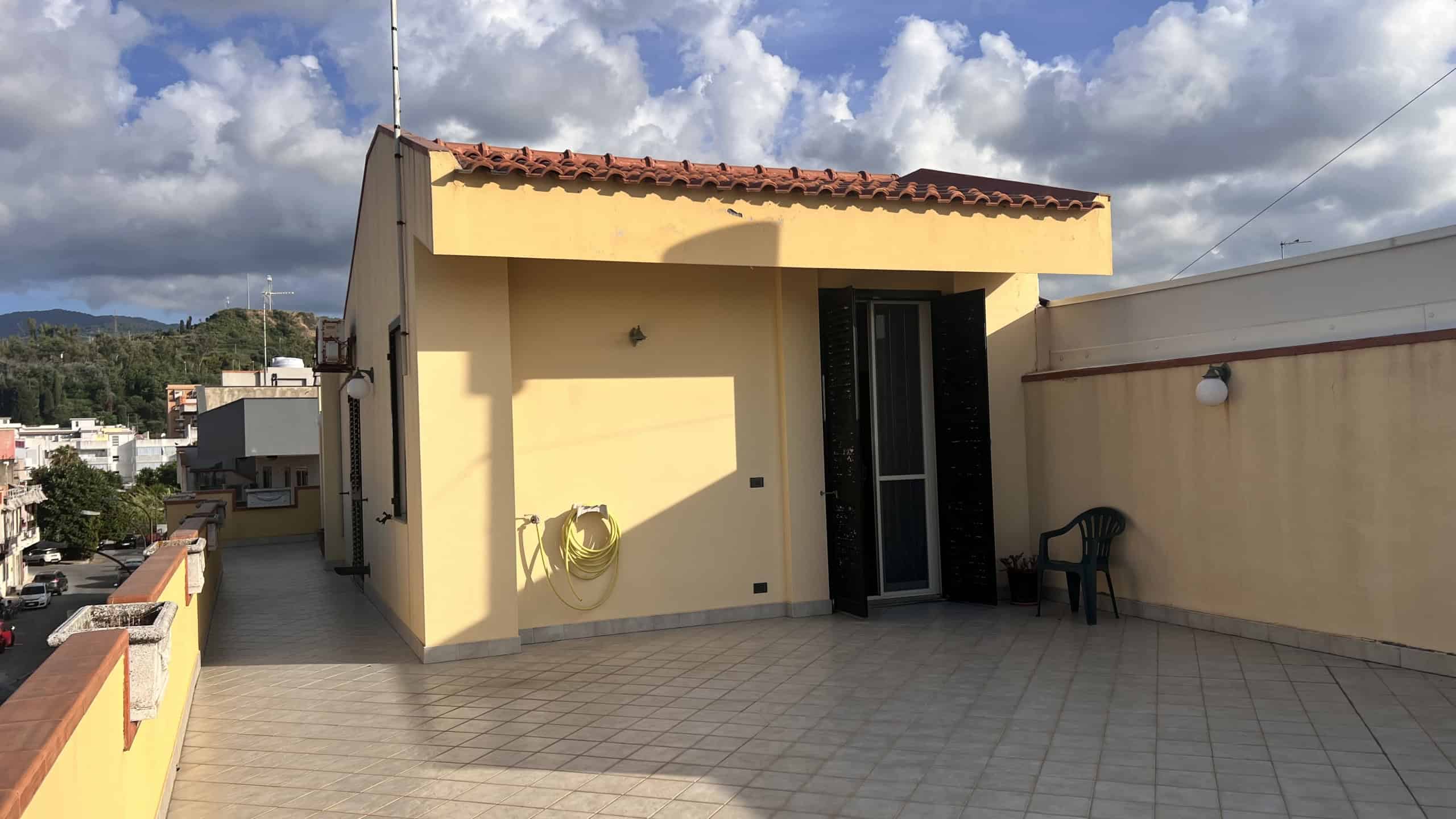 Terrazza di una villa unifamiliare in vendita a Villafranca Tirrena, con vista sul cielo e le montagne sullo sfondo.