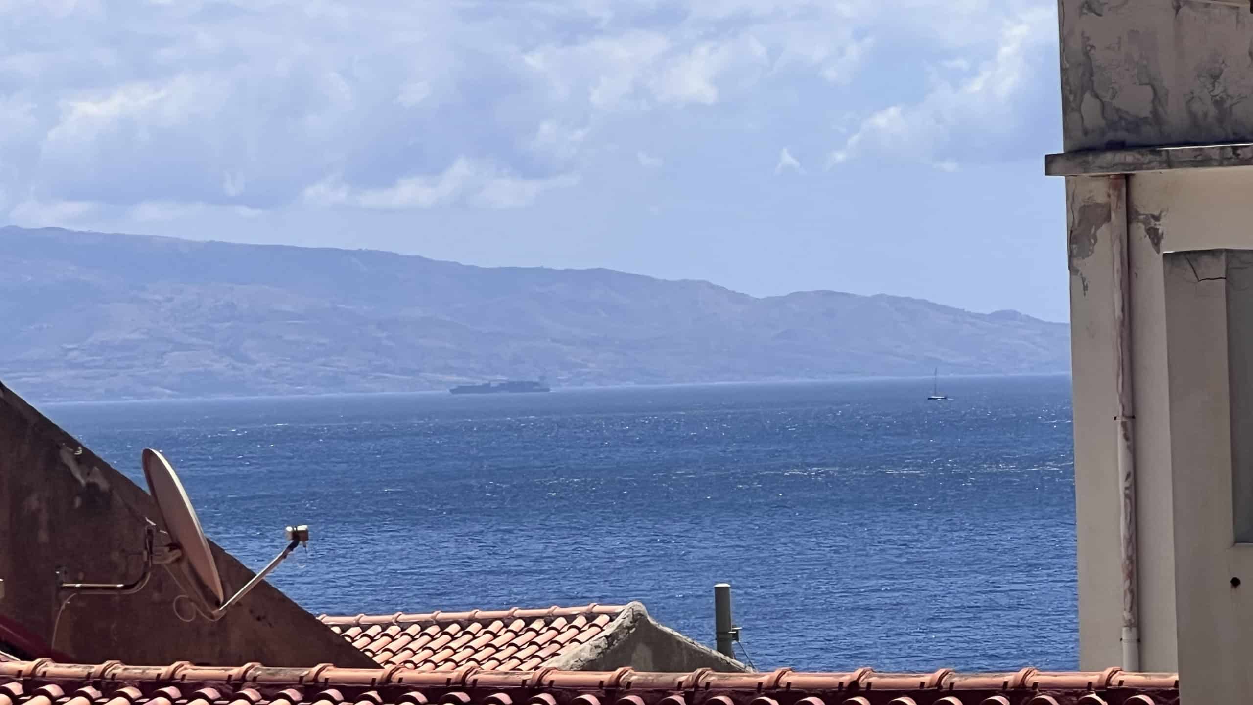 Vista panoramica del mare con isole e montagne sullo sfondo, vista da un appartamento in vendita a Scaletta Zanclea.