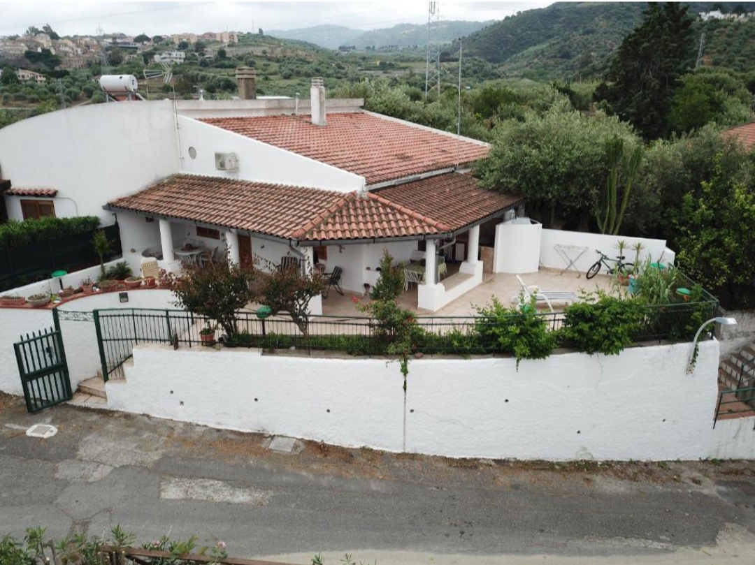 Villetta in affitto a Falcone ME con giardino e vista panoramica, in zona tranquilla e ben servita, ideale per famiglie o coppie.