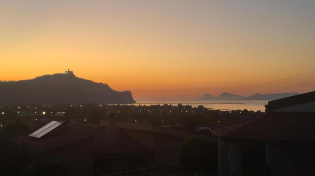 Vista panoramica del tramonto sulla costa di Falcone, con il mare e le colline sullo sfondo, ideale per una villetta in affitto in zona tranquilla.