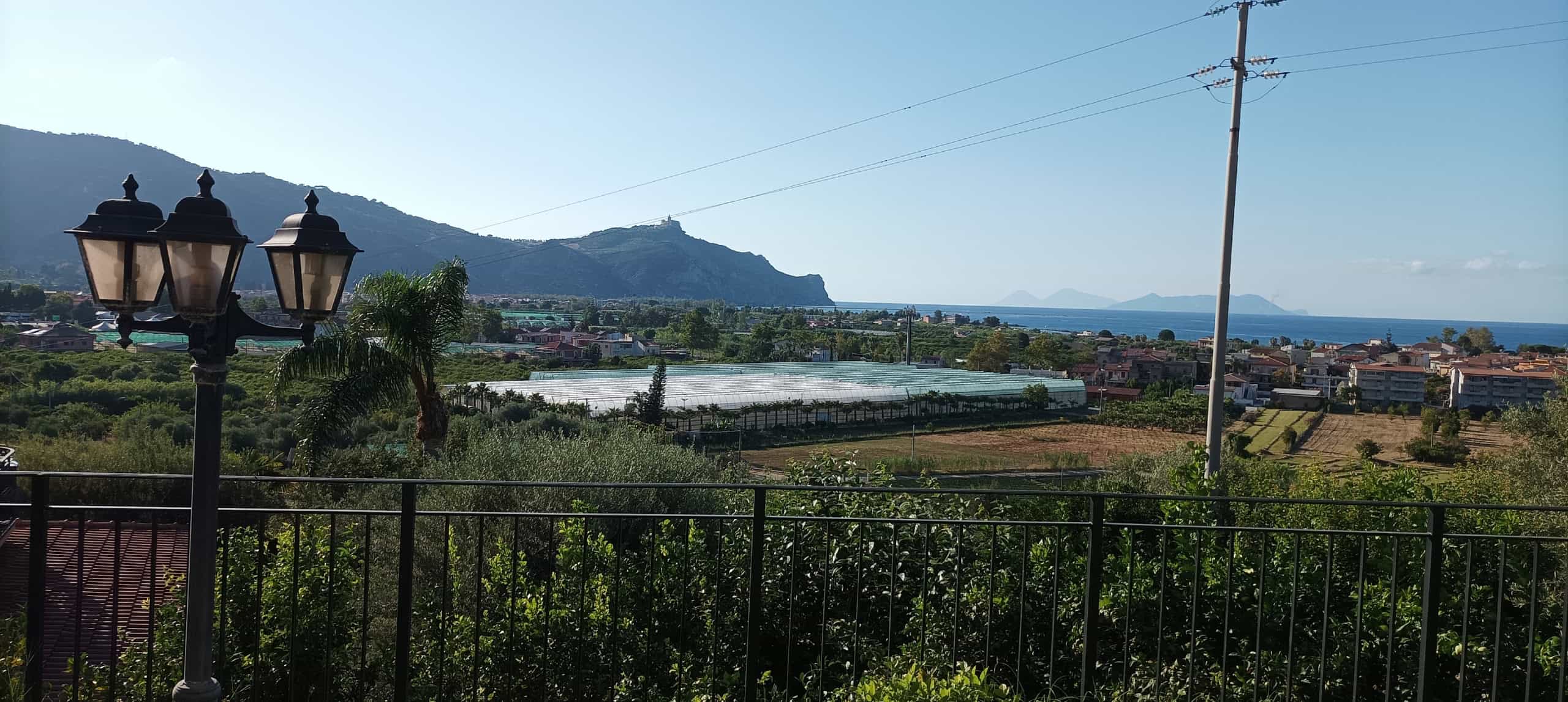 Paesaggio rurale di Falcone con vista sul mare, colline e vegetazione, ideale per case in affitto vicino alla natura.