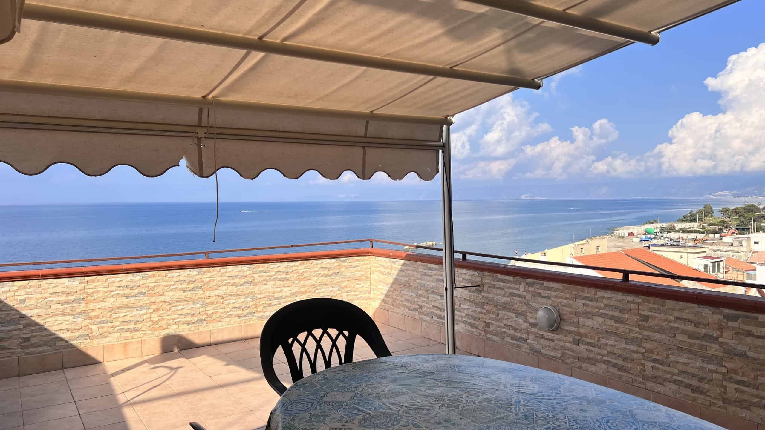 Terrazza panoramica con vista sul mare e sulla costa di Acqualadroni, ideale per relax e cene all'aperto.
