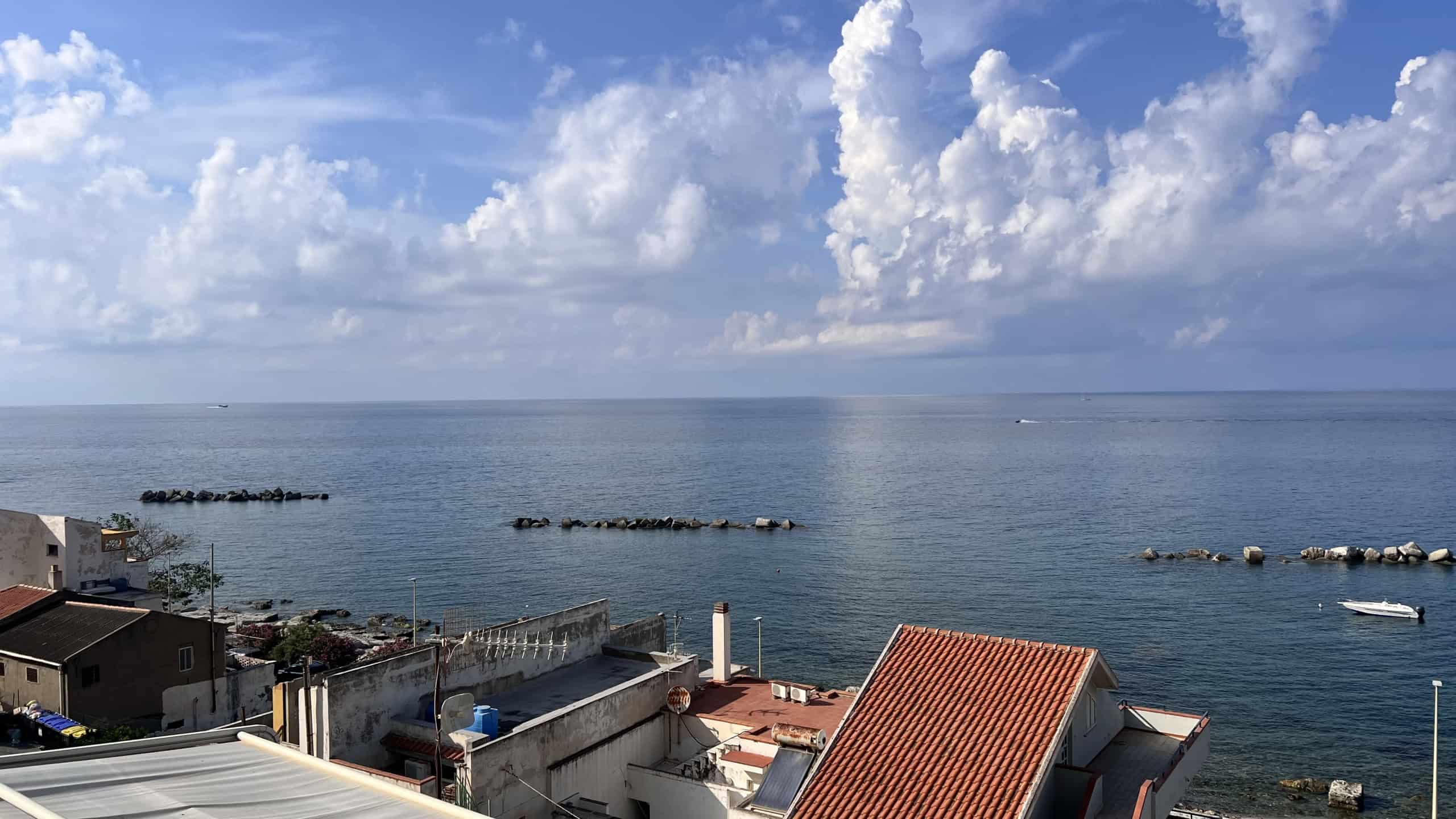 Vista panoramica sul mare dal balcone dell'appartamento in Via Del Corsaro 81, Acqualadroni, Me.