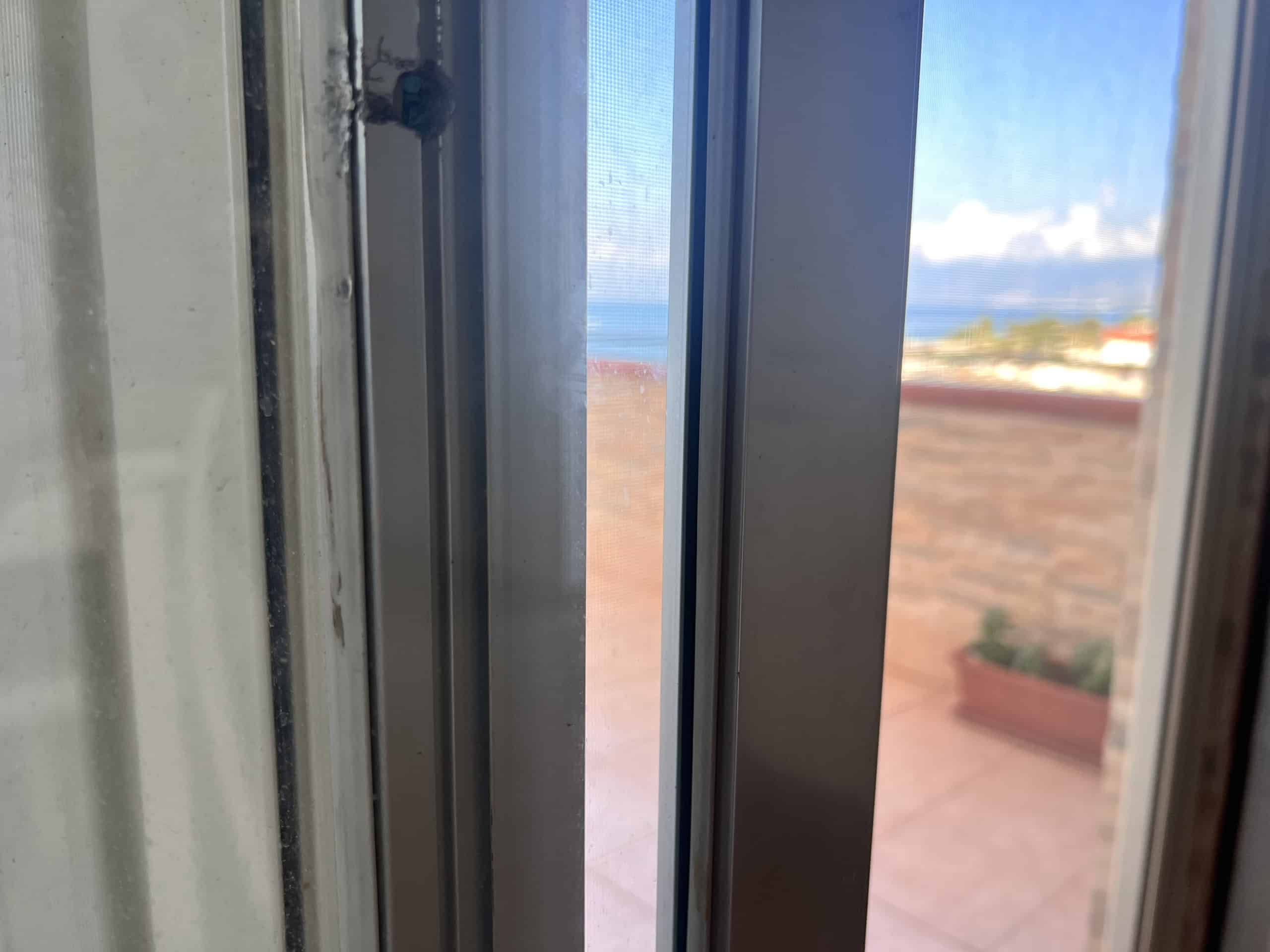 Balcone con vista panoramica sul mare e sulla campagna di Acqualadroni, con porta finestra in alluminio e terrazza esterna.