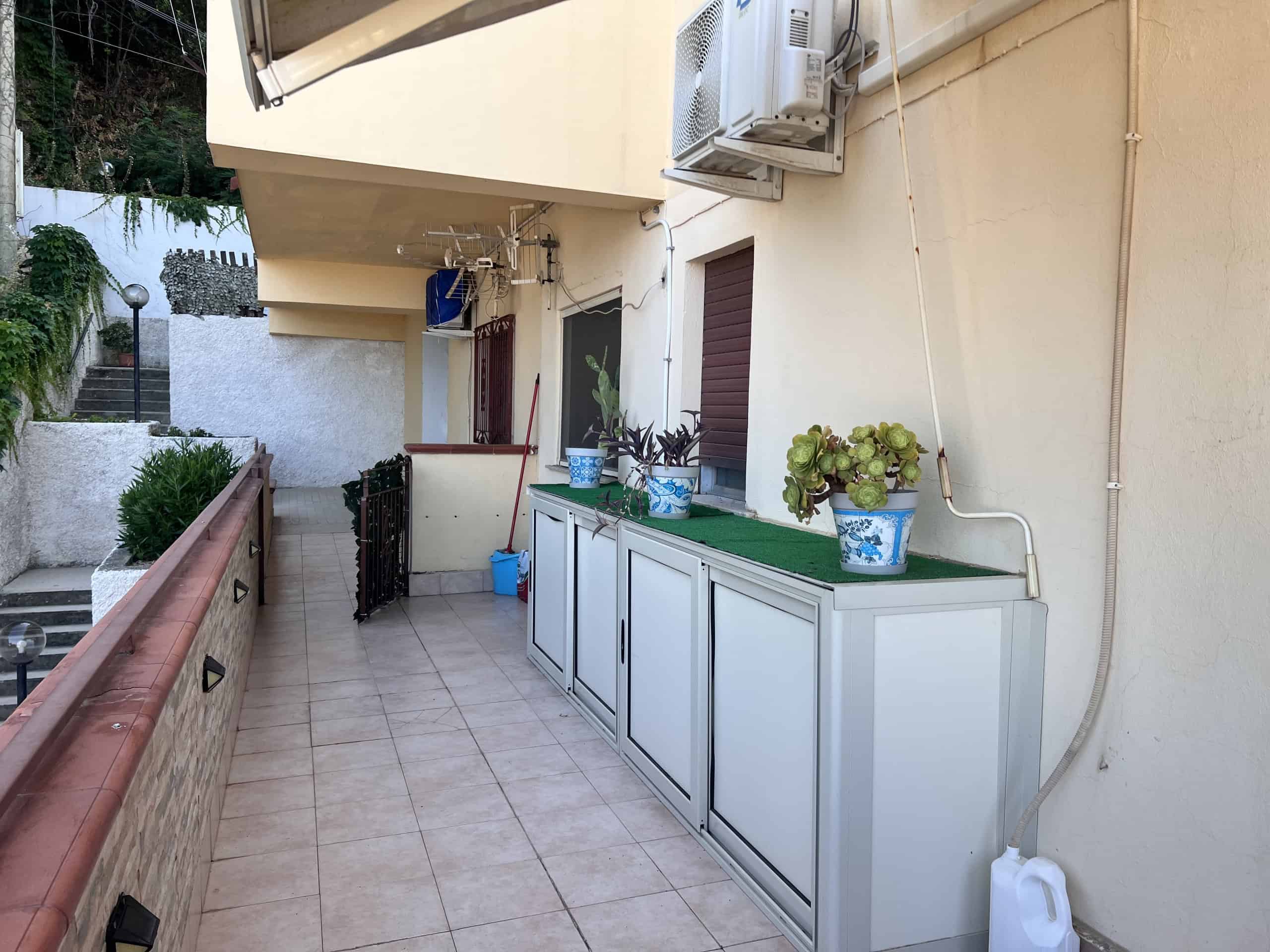 Balcone spazioso con piante e arredi in un appartamento in vendita in Via Del Corsaro 81, Acqualadroni, Me.