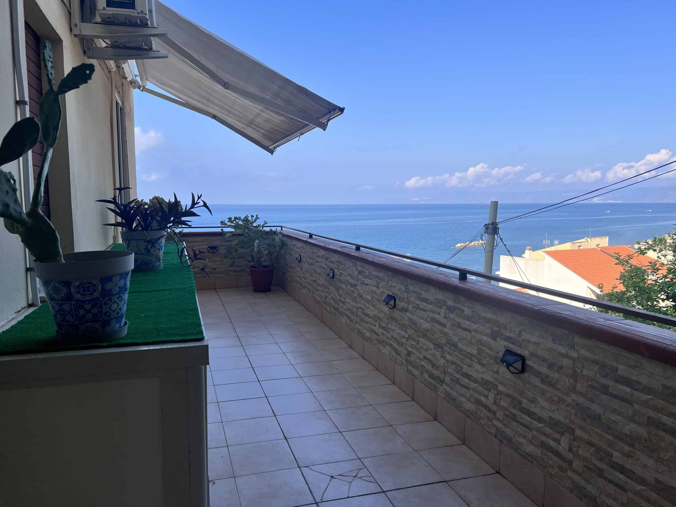 Balcone spazioso con vista panoramica sul mare, ideale per relax e convivialità, in un appartamento in vendita a Acqualadroni, Me.