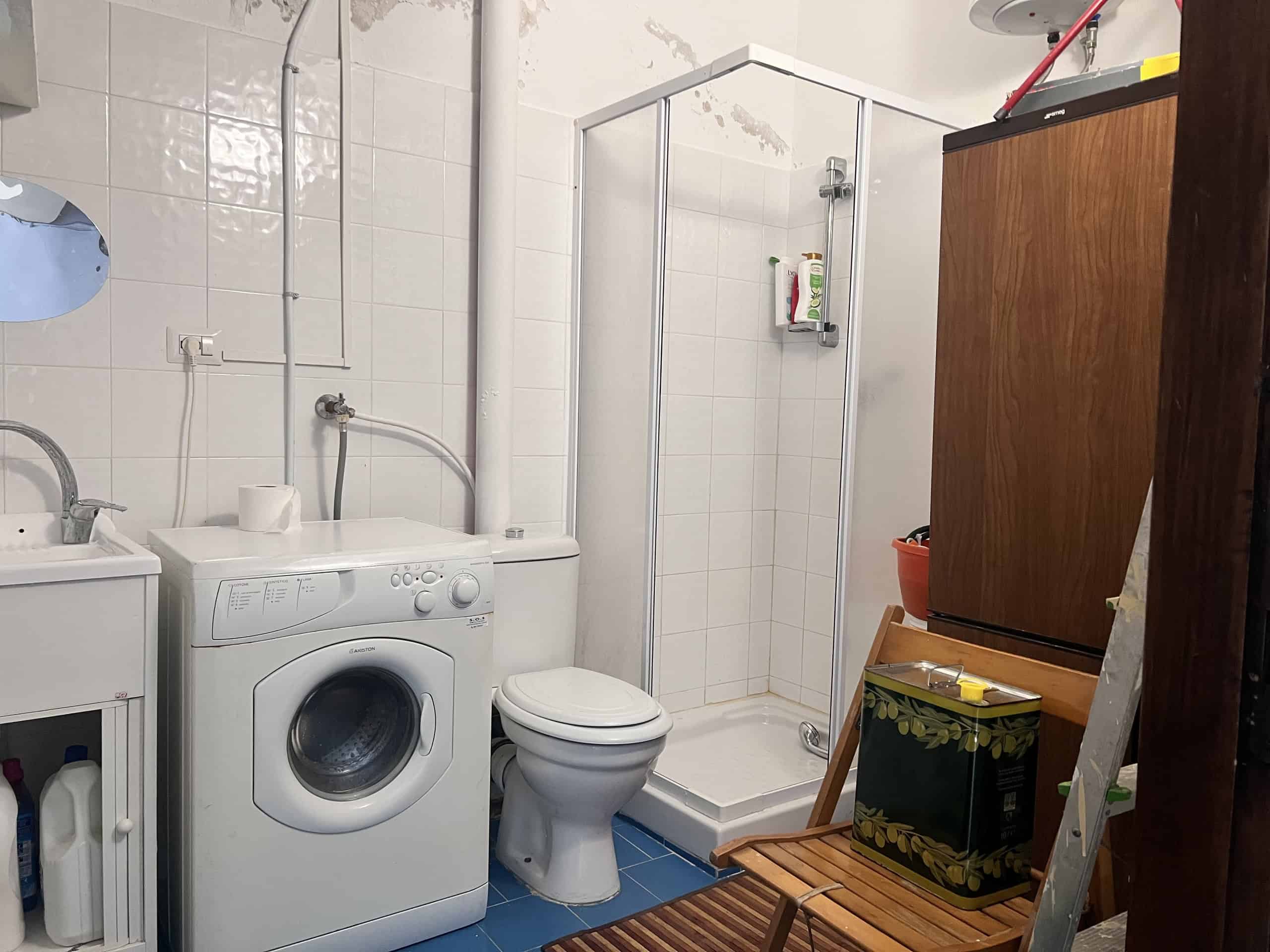 Bagno compatto con lavatrice, WC e doccia in appartamento a Acqualadroni, Me.