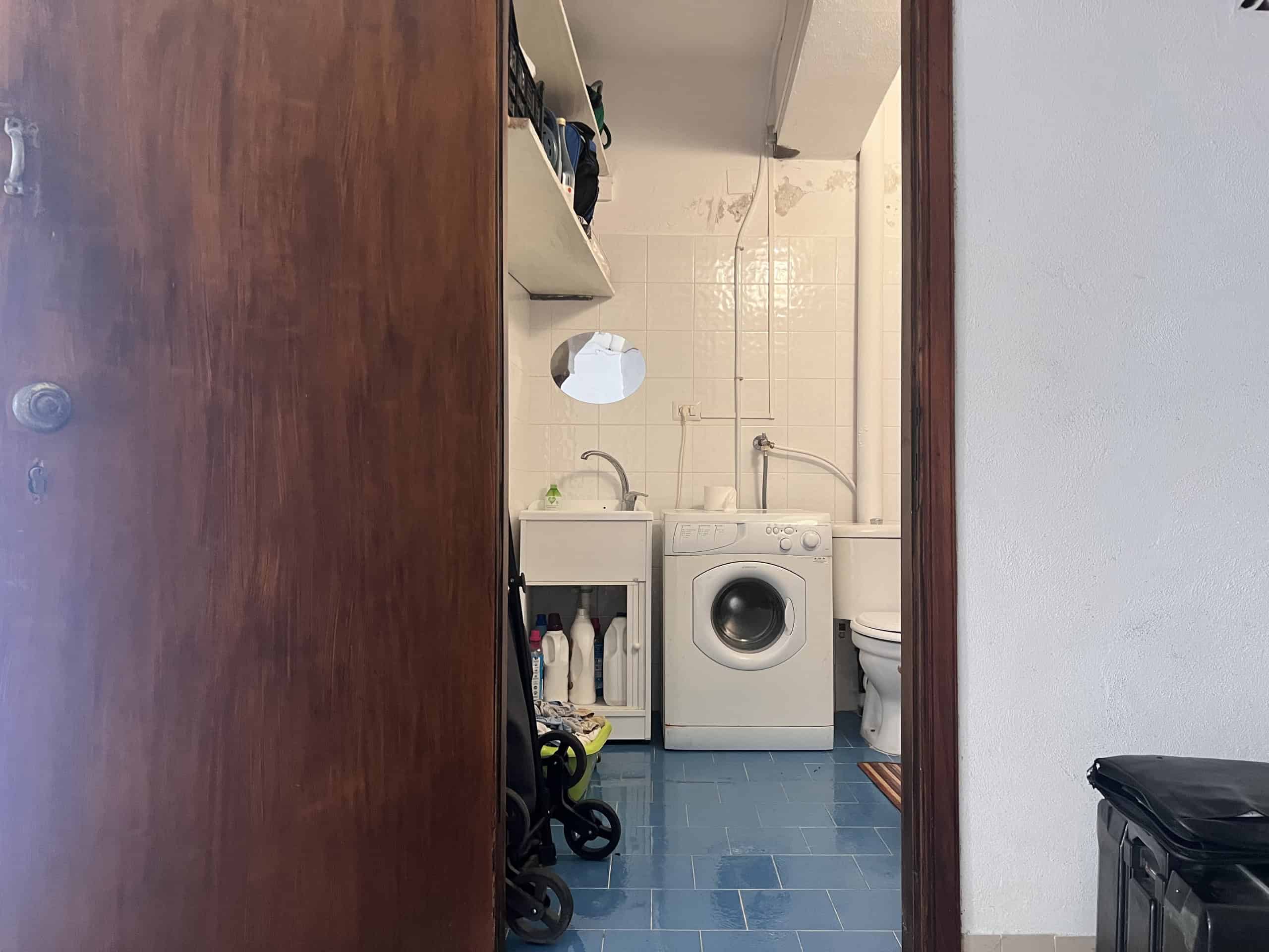 Lavanderia con lavatrice e scaffali in appartamento in vendita a Acqualadroni, Me.