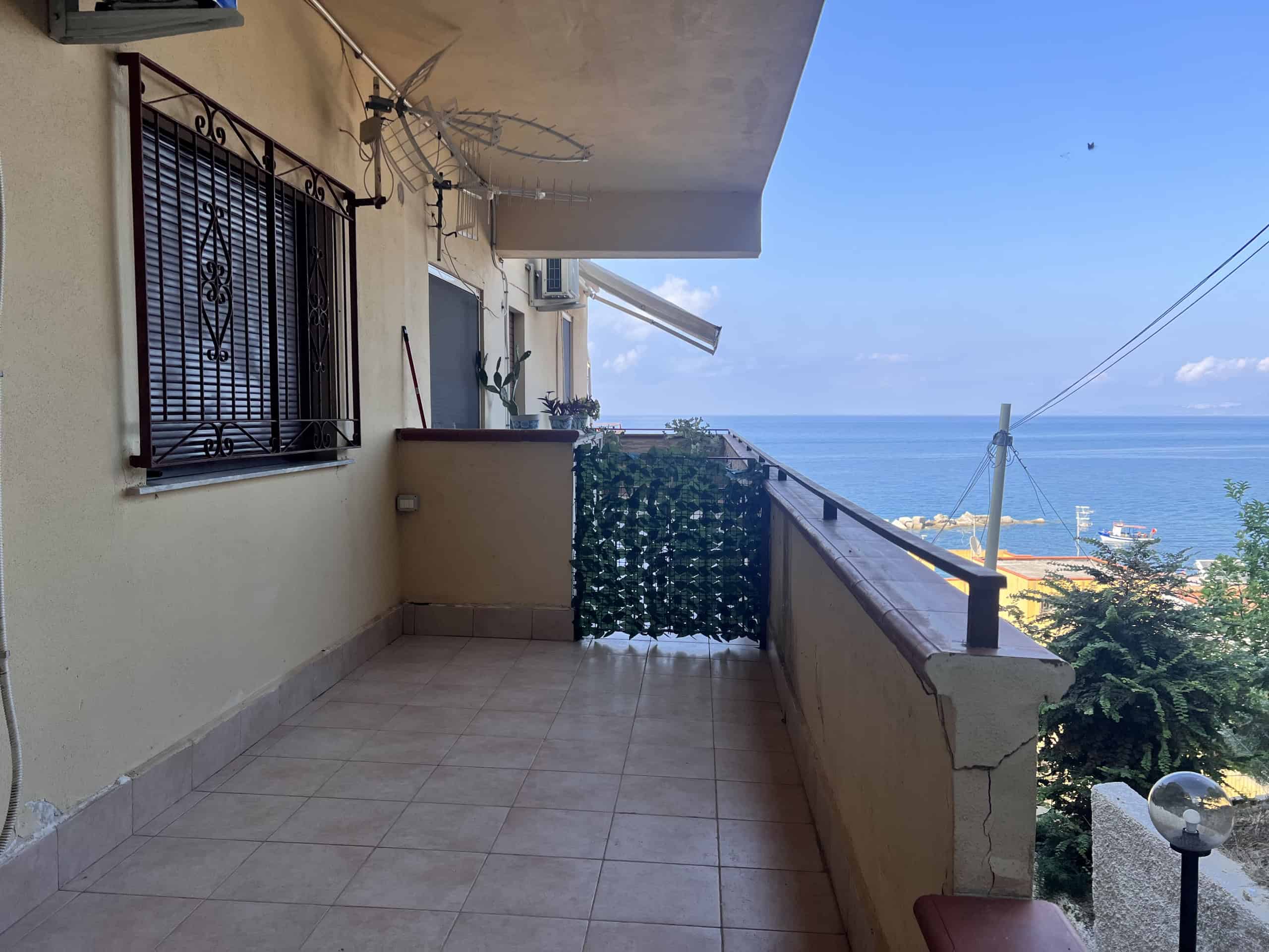 Balcone spazioso con vista panoramica sul mare, ideale per relax e momenti all'aperto, in un appartamento in vendita in Via Del Corsaro 81, Acqualadroni, Me.