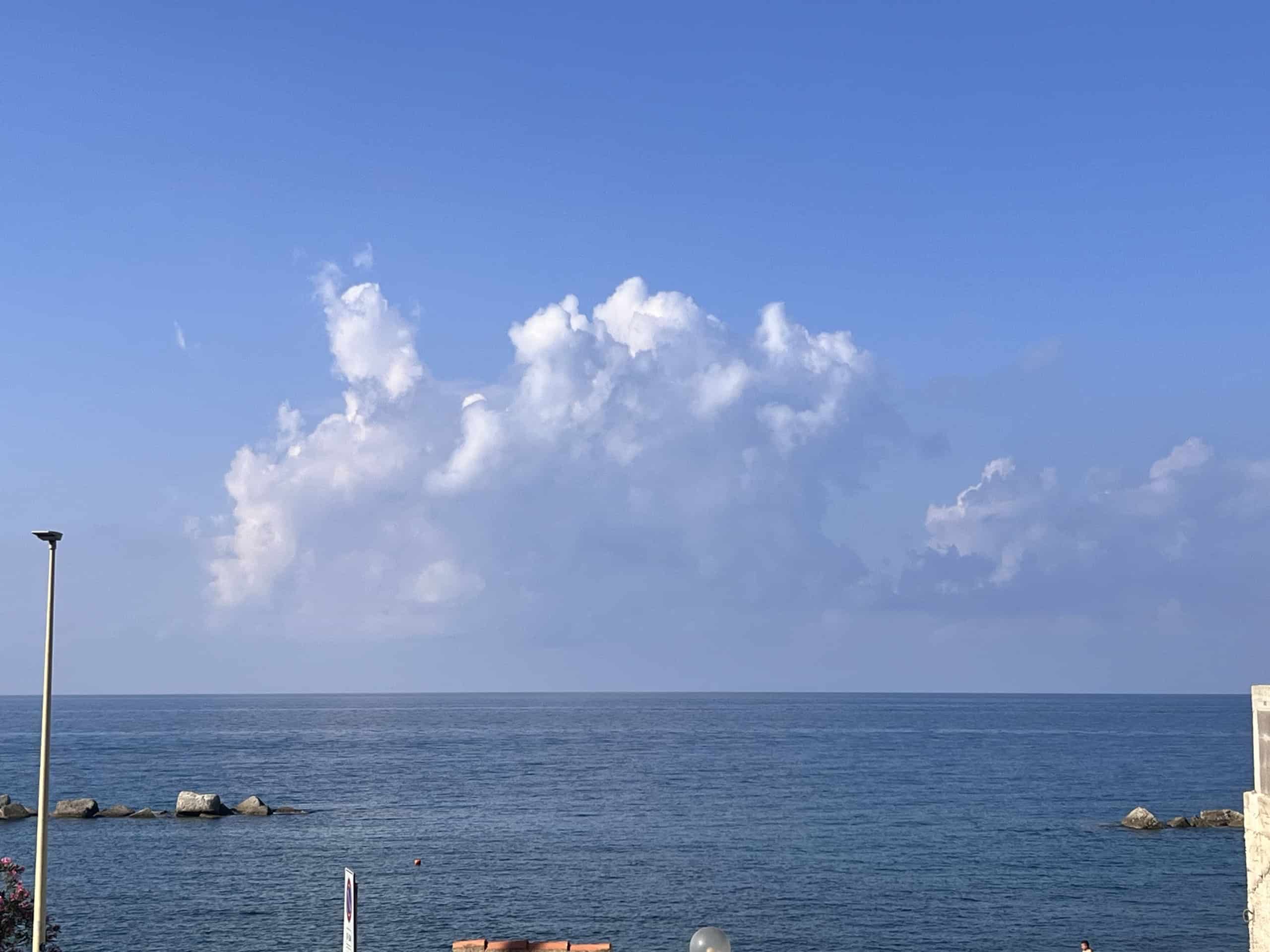 Paesaggio marino con cielo sereno e nuvole bianche, vista sull'oceano in Acqualadroni, Me.