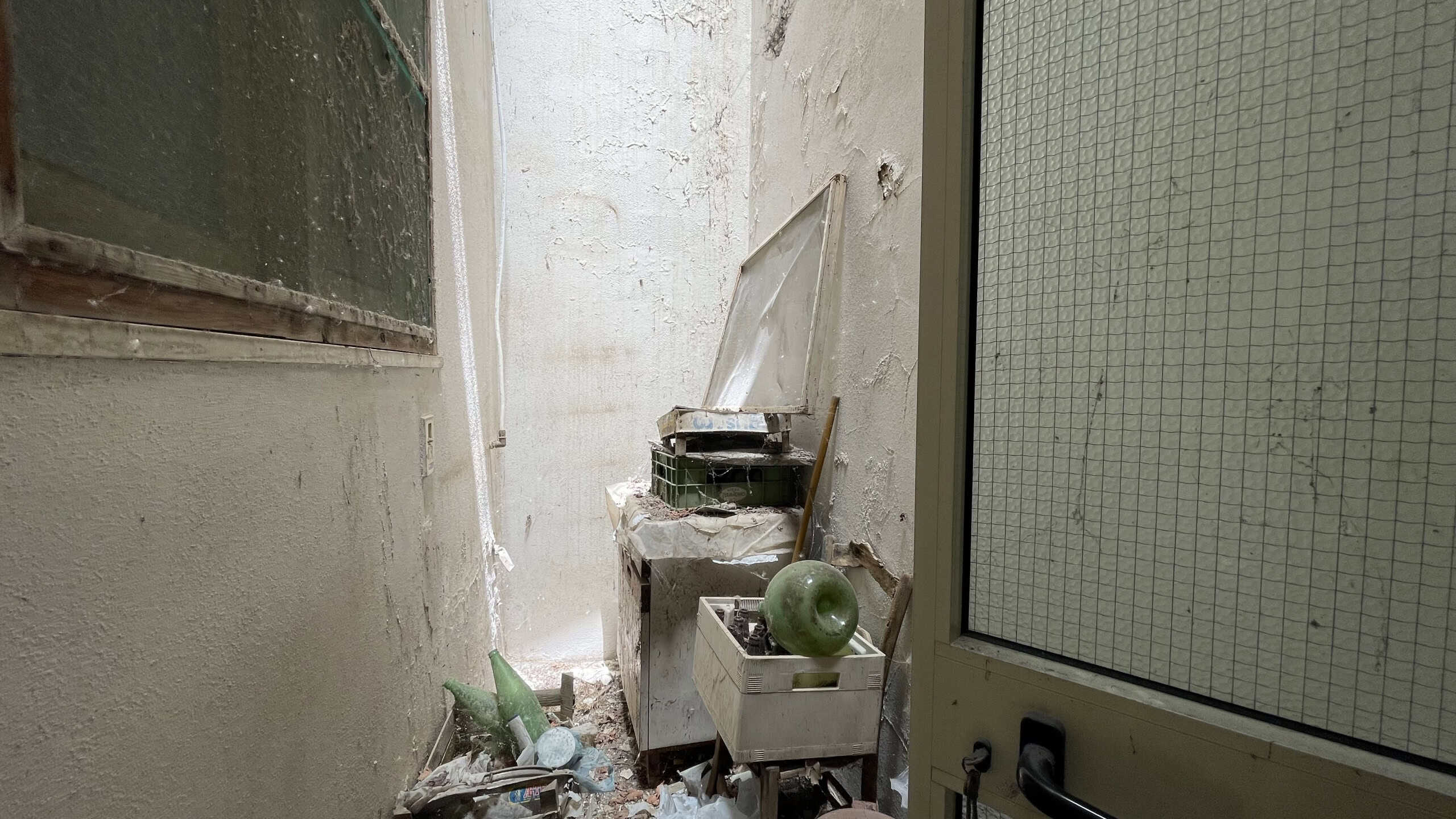 Interno di un appartamento abbandonato con mobili vecchi e pareti danneggiate a Scaletta Zanclea, Me.